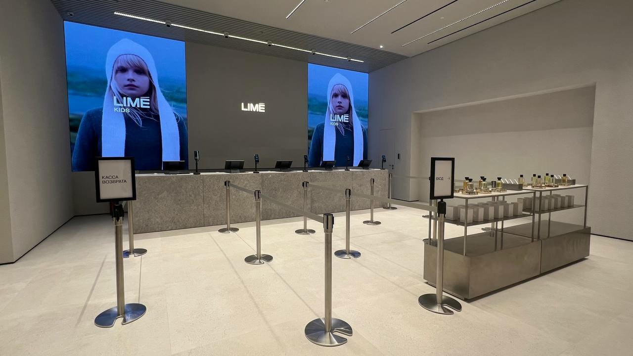 Октябрь в MALLTECH новые магазины и обновления В пермском ТРЦ Планета в новом формате открылся магазин LIME который в настоящее время является единственным в городе Его площадь увеличилась с 313 до 2000 м² Помимо уже присутствовавшей женской линии появились мужская и детская коллекции Количество примерочных выросло до 38 также обустроены отдельные зоны для примерки обуви Ещё один новый резидент пермской Планеты автономное игровое пространство PlaYoo 37 м² с призовыми автоматами В новосибирской Ауре начали работу ювелирный салон 585 Золотой 57 м² с изделиями из золота серебра и керамики а также офис турагентства Coral Travel 34 м² Красноярская Планета пополнилась магазином спортивного питания 5lb 20 м² а новокузнецкая бутиком селективной парфюмерии Parfumer Atelier 41 м² Реклама Токен 2W5zFJdP9Gk ООО МОЛЛТЕК ИНН 7706303377