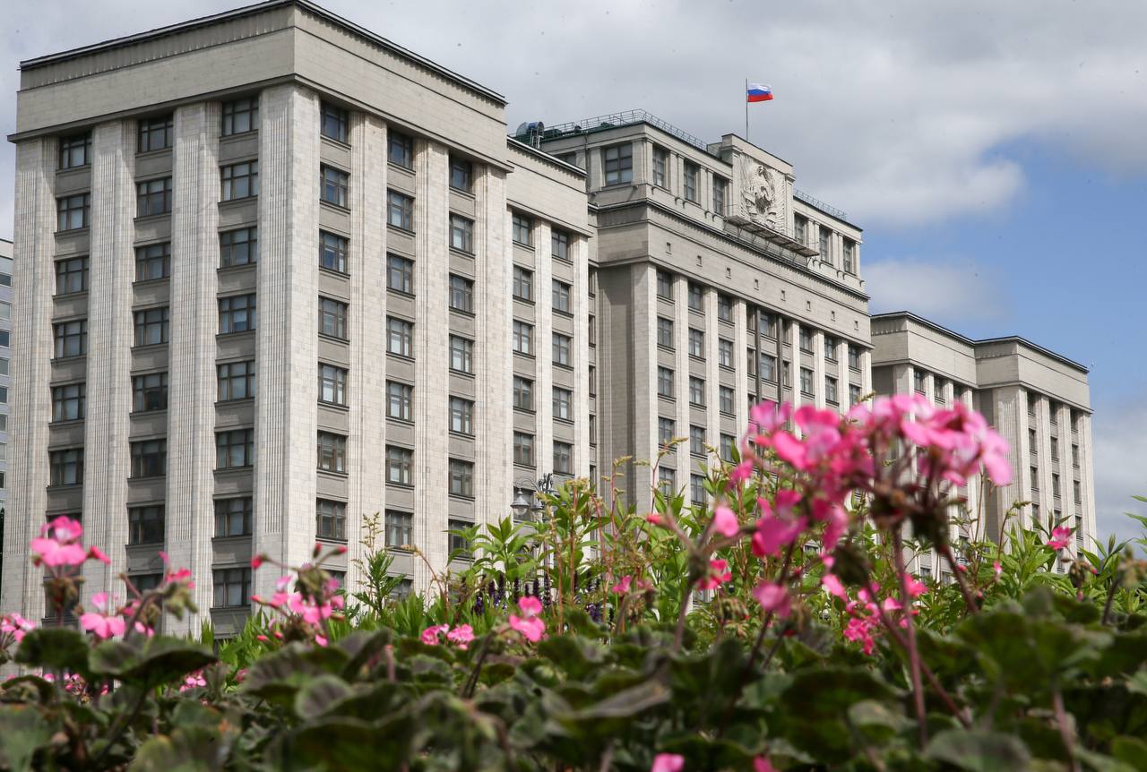 Евгений Грабчак на заседании комитета Госдумы рассказал о ходе реализации закона о введении института СТСО Евгений Грабчак принял участие в расширенном заседании Комитета по энергетике Госдумы по вопросу подведения предварительных итогов реализации федерального закона о создании системообразующих территориальных сетевых организаций СТСО , вступившего в силу 1 сентября 2024 года. Закон направлен на стимулирование развития отечественного электросетевого комплекса и повышение надежности энергоснабжения конечных потребителей. ℹ На СТСО возложены обязательства по эксплуатации бесхозных объектов электросетевого хозяйства ОЭСХ и ликвидации последствий аварий в сетях других собственников по решению региональных властей. «Закон о внедрении института СТСО является логичным продолжением консолидации электросетевого рынка», — сказал Евгений Грабчак, подчеркнув, что системообразующие территориальные сетевые организации стали единым центром ответственности за обеспечение качественного энергоснабжения. Минэнерго продолжает работу по совершенствованию нормативно-правовой базы, регулирующей деятельность СТСО и ТСО, в том числе в области: требований к надежности энергоснабжения при «котловой схеме» договоров со стороны ТСО; усиления роли СТСО в согласовании инвестпрограмм ТСО и введении ответственности за уклонение от заключения ДоПИ с СТСО; совершенствования критериев СТСО и ТСО путем учета только электросетевого имущества, собственником которого является организация; определения заявленной мощности, указанной в договоре по передаче электроэнергии, и места исполнения обязательств по договорам между СТСО и потребителями.
