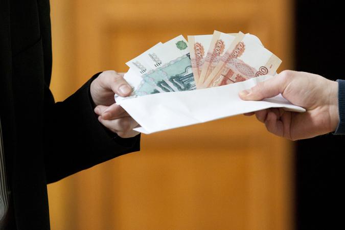 Присвоил остатки и о коллегах не забыл  Верхневилюйский районный суд Республики Саха  Якутия  вынес обвинительный приговор в отношении бывшего директора муниципального автономного учреждения, признанного виновным в присвоении бюджетных средств.   Как установлено судом, в декабре 2024 года руководитель обнаружил неиспользованный остаток внебюджетных средств в размере 700 тысяч рублей. Для хищения он заключил три фиктивных договора с самозанятыми на сумму 491 734,8 рубля. После перевода средств подставным лицам, деньги были сняты и переданы директору за вычетом 6% налога.    Из полученной суммы осужденный присвоил 73 300 рублей на личные нужды, остальные средства распределил между сотрудниками в качестве премии.    Суд назначил наказание в виде запрета занимать руководящие должности в государственных и муниципальных учреждениях сроком на два года. Приговор вступил в законную силу.  Фото: Осипова Анастасия