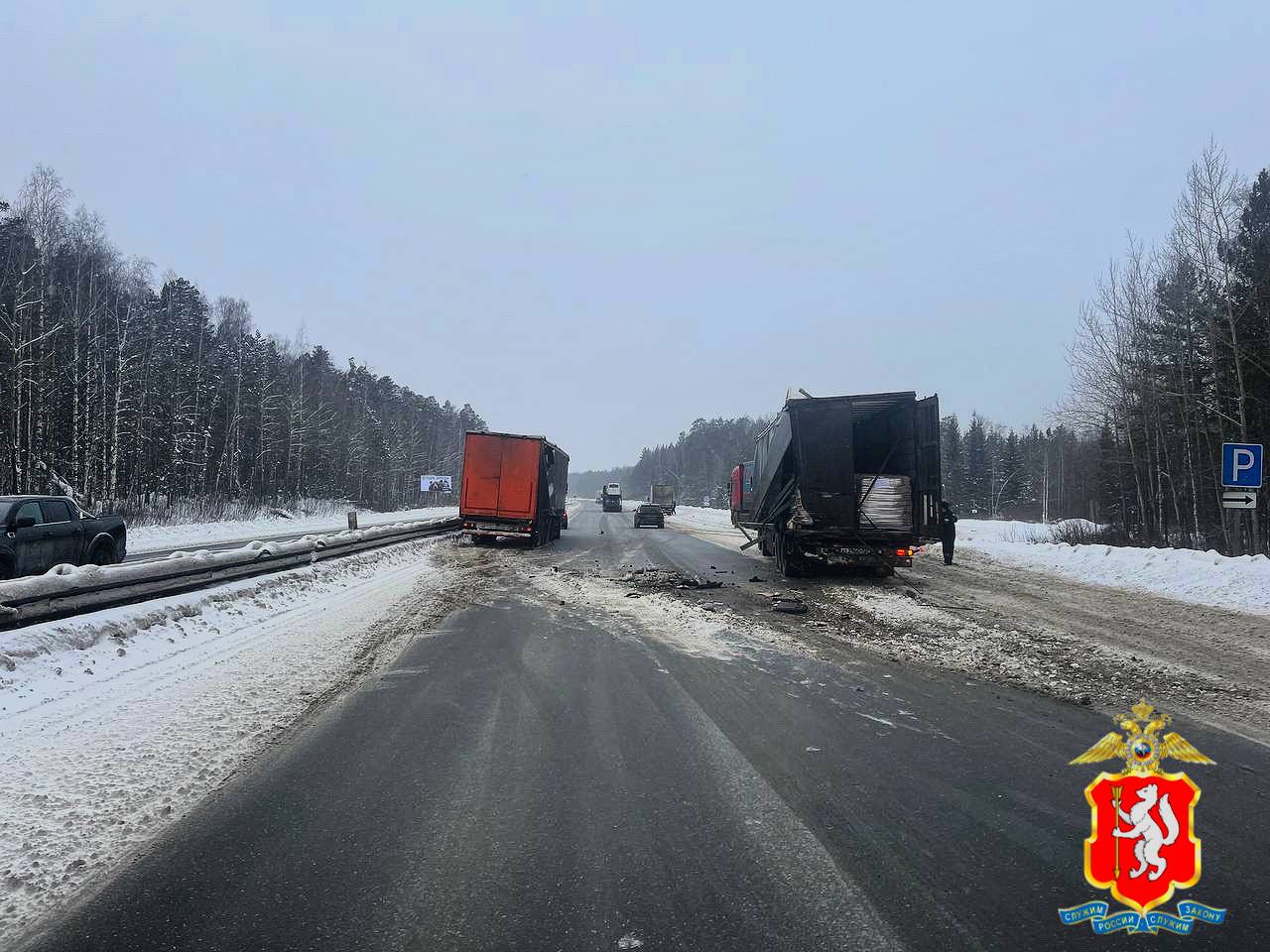 Сотрудники Госавтоинспекции Первоуральска устанавливают обстоятельства ДТП с участием двух грузовых автомобилей на 327 м километре автодороги Пермь Екатеринбург По предварительным данным в результате столкновения пострадавших нет Движение в направлении Перми было затруднено Сотрудниками Госавтоинспекции для устранения затора была оперативно организована реверсивная схема движения В настоящее время движение восстановлено