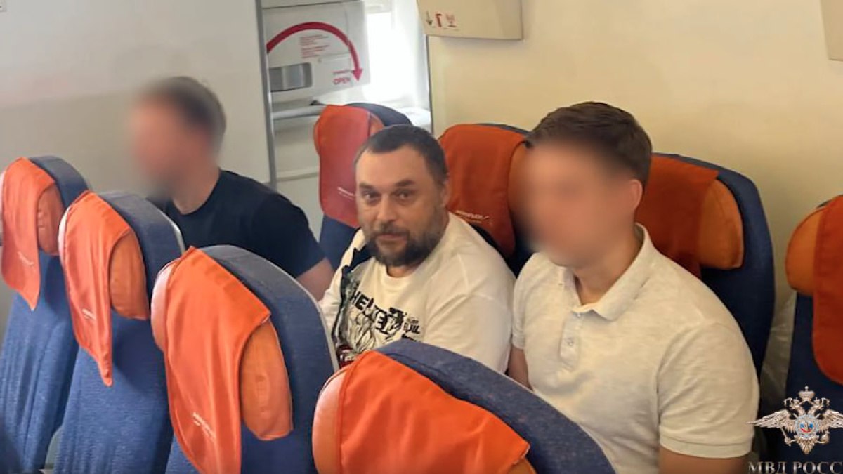 В Тайланде задержали и депортировали в Россию организатора наркосети на территории Самарской области  Сотрудники Национального центрального бюро Интерпола МВД России при поддержке представителей ведомства в Таиланде обеспечили депортацию российского гражданина, обвиняемого в организации масштабного сбыта наркотических средств. По данным официального представителя МВД Ирины Волк, подозреваемый длительное время скрывался за рубежом, пока не был задержан таиландскими властями и передан российским правоохранительным органам в аэропорту Бангкока.   Следствие установило, что с декабря 2021 по сентябрь 2022 года фигурант возглавлял преступную группировку, действовавшую на территории Ульяновской и Самарской областей. Через созданный интернет-магазин и систему тайников-закладок злоумышленники организовали бесконтактный сбыт наркотиков в особо крупных размерах. Полиции удалось пресечь 57 эпизодов незаконной деятельности и изъять значительные партии запрещенных веществ.    В отношении подозреваемого возбуждены уголовные дела по статьям о создании преступного сообщества  ч. 1 ст. 210 УК РФ , покушении на сбыт наркотиков  ч. 3 ст. 30 и ч. 4 ст. 228.1 УК РФ . После того как обвиняемый скрылся от следствия, он был объявлен в международный розыск. В настоящее время задержанный доставлен в Москву, где ему предстоит предстать перед судом.    МВД МЕДИА