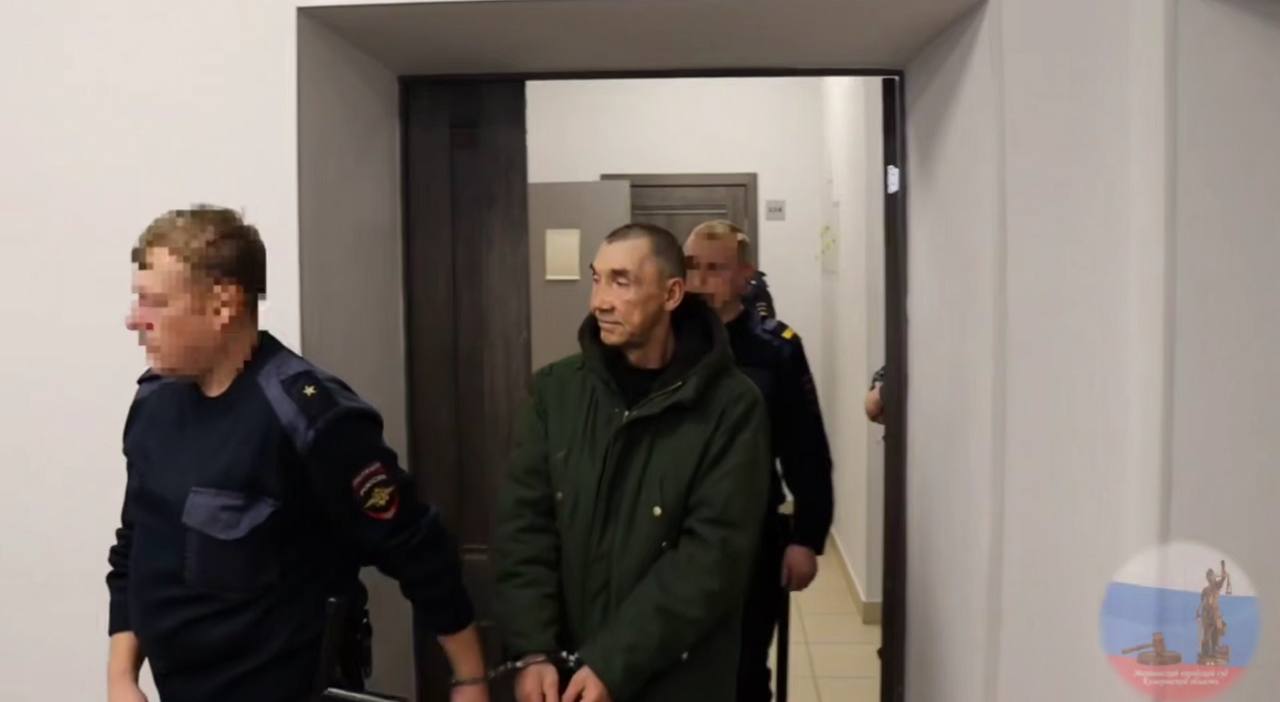 Мариинского бездомного, изнасиловавшего малышку на кладбище, отправили на 16 лет в колонию. В ноябре прошлого года мужчина заманил в тихое место шестилетнюю девочку конфетами. Услышав крики матери, разыскивающей дочь, бомж сбежал, успев надругаться над ребёнком. Поймали педофила быстро. Теперь ему предстоит много подумать в колонии строгого режима о том, что он натворил. Подписаться Прислать новость