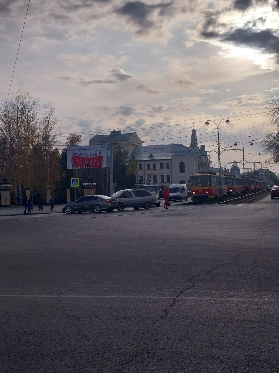 Авария возле Арбата, напротив парка Центральный. Движение трамваев заблокировано.  Информацией поделился участник нашего сообщества Тимур    Информация о ДТП в дежурную группу Госавтоинспекции города Барнаула не поступала