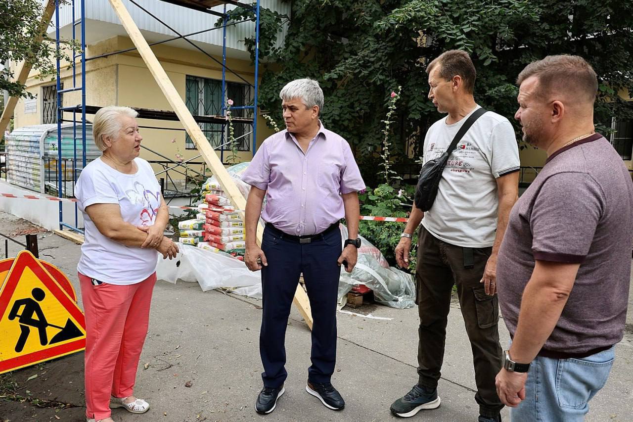 В Самаре на 149 многоквартирных домах завершен капремонт   Глава Самарского района областной столицы Роман Радюков вместе с заместителем председателя городской Думы Сергеем Рязановым проверил ход капитального ремонта многоквартирных домов.     Всего на территории района при содействии регионального Фонда капитального ремонта в этом году ремонтируют 32 объекта.    Для жителей «Дома специалистов», который был восстановлен после крупного пожара в 2003 году, сейчас капитально ремонтируют фасад.   Ранее во взаимодействии со своей управляющей компанией жители «Дома специалистов» привели в порядок теплоузел, чтобы исключить перебои в подаче отопления в холода. В данный момент начинается замена участка входящих тепловых коммуникаций.     В доме № 28 по улице Куйбышева решение о проведении капремонта крыши и фасада, который проведен в этом году, было принято после обрушения части потолочных конструкций. Кроме того, жители попросили привести в порядок наружные стены. При поддержке районной администрации они планируют войти в одну из программ благоустройства и преобразить двор.  Отметим, что в рамках программы капремонта в Самаре к настоящему времени готовы 149 зданий, еще 482 объекта в работе. В том числе в 22 домах меняют лифты, в 83 домах ремонтируют фундамент.