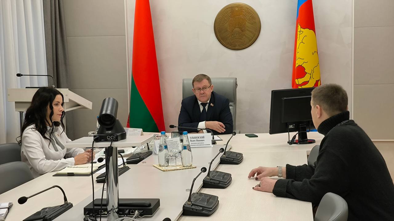 Приёма граждан Вадимом Ольшевским На встречу обратились три жителя региона Темы поднятые заявителями касались работы общественного транспорта а также ремонта и содержания дорог В частности обсуждался вопрос продления городского маршрута 6т Вам Рад Косичи до д Збироги Также был поднят вопрос установки искусственной неровности на улице Советской в Бресте возле домов 132 и 134 Ещё одно обращение поступило от жительницы Кобрина Речь идёт о состоянии улицы Радищева где расположено 12 жилых домов и ряд складских помещений сдаваемых в аренду предприятиям 1 1 1