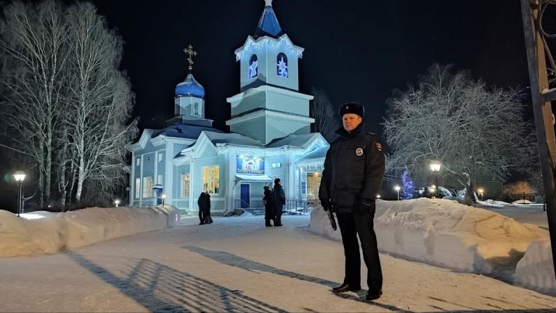 Полицейские Коми готовятся к Крещению  Правоохранители 18 и 19 января заблаговременно обследуют места проведения мероприятий в том числе при помощи служебных собак.  В охране общественного порядка будут задействованы 263 сотрудника органов внутренних дел, 34 сотрудника управления Росгвардии, а также представители народных дружин и казачества, сообщает МВД по Коми.  Для обеспечения безопасности общественного порядка будет проведен личный осмотр граждан и находящихся при них вещей. Людям напомнят о запрете купания в местах, не предназначенных для омовения, а также о недопустимости нахождения в состоянии опьянения и распития спиртных напитков во время богослужений.  Для контроля дорожной ситуации и нарушения правил дорожного движения будут дежурить дополнительные наряды ДПС. Автоинспекторы проследят за соблюдением правил остановки и стоянки. Особое внимание будет уделено выявлению и пресечению фактов управления транспортными средствами водителями, находящимися в состоянии опьянения.