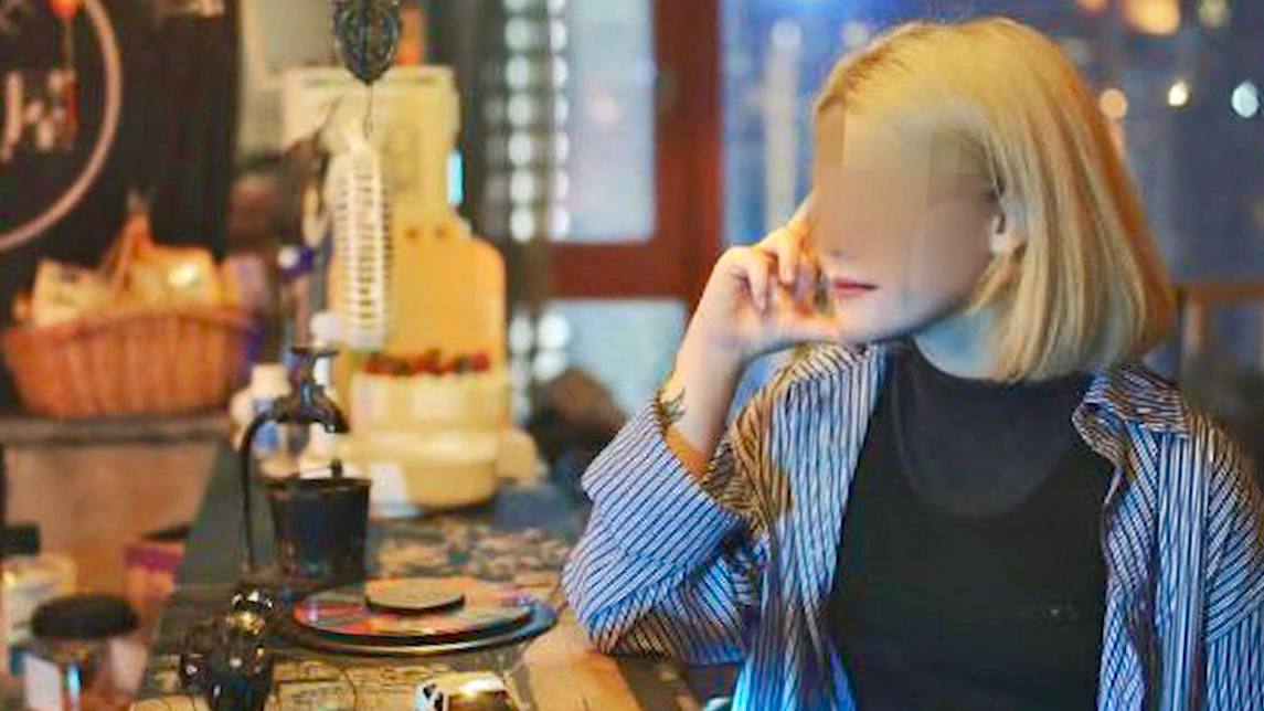 Туристку из Беларуси продали на органы и сожгли тело в Мьянме девушка уехала работать в Таиланд но вместо подиума оказалась в скам центре Она искала работу за границей и откликнулась на предложение модельного агентства Прилетев в Бангкок на собеседование девушка вместо работы в модной индустрии оказалась в Мьянме где её превратили в рабыню От неё требовали быть привлекательной обслуживать владельцев центра и участвовать в различных схемах по обману состоятельных мужчин 4 октября связь с ней оборвалась Сначала преступники потребовали у родственников 500 тысяч долларов за её тело позже заявили что девушку уже кремировали Сейчас семья пытается вернуть прах на родину По той же схеме в центр привезли и девушку из Читы Её не допустили к работе из за внешности и собирались продать на органы но её успели спасти силовики