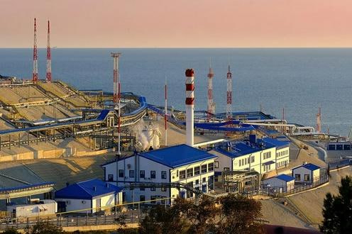 В Новороссийске дроны атаковали нефтебазу на перевалочном комплексе Шесхарис куда поступает и казахстанская нефть По данным оперштаба Краснодарского края повреждены нефтебаза и часть береговой инфраструктуры возгорание ликвидировано пострадавших нет Шесхарис является одним из крупнейших нефтеналивных комплексов юга России через который ежегодно проходит более 6 млн тонн казахстанской нефти по маршрутам Атырау Самара Новороссийск и Махачкала Новороссийск Министерство энергетики Казахстана ситуацию пока не прокомментировало Подробнее на нашем сайте Актуальные новости из Центральной Азии fergananews