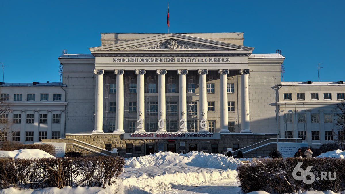 Обыски проходят у президента УрФУ и двух топовых управленцев университета Силовики пришли в кабинеты к президенту вуза Виктору Кокшарову первому проректору Даниилу Сандлеру и главному бухгалтеру Гавриилу Агаркову сообщил источник 66 RU близкий к правоохранительным органам Также обыски проходят у Михаила Жабреева В 2014 году человек с такой фамилией упоминался в официальных документах вуза как заместитель проректора по стратегическому развитию Никто из них пока не задержан По словам очевидцев в здании на Мира 19 работают люди в масках По словам нашего собеседника поводом для обысков стала проверка которая прошла летом по инициативе министра науки и высшего образования Валерия Фалькова Сотрудников университета подозревают в махинациях с федеральной недвижимостью которая относится к имущественному комплексу УрФУ Их также могут подозревать в выводе денег под видом выплаты зарплат В пресс службе университета 66 RU подтвердили что правоохранители проводят проверку   Новости из Екатеринбурга