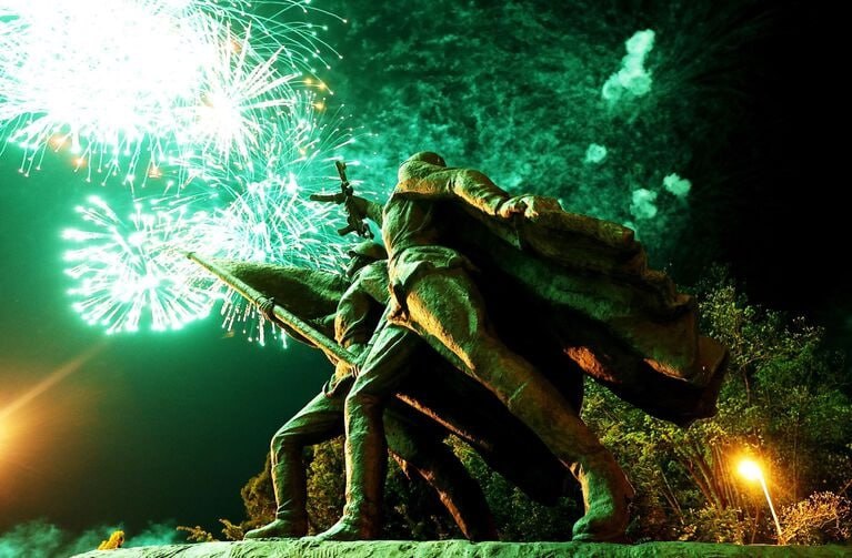 23 февраля небо над Калининградом озарят фейерверки В День защитника Отечества прогремит праздничный артиллерийский салют Он начнётся в 21 00 в парке Победы за мемориалом 1200 воинам гвардейцам Жители Калининграда смогут увидеть около десяти видов праздничных салютных соцветий Ассоль Подсолнух и др представленных в различных цветовых гаммах серебристый зелено красный красно белый зелено белый синий голубой и желтый Мы в MAX Прислать новости