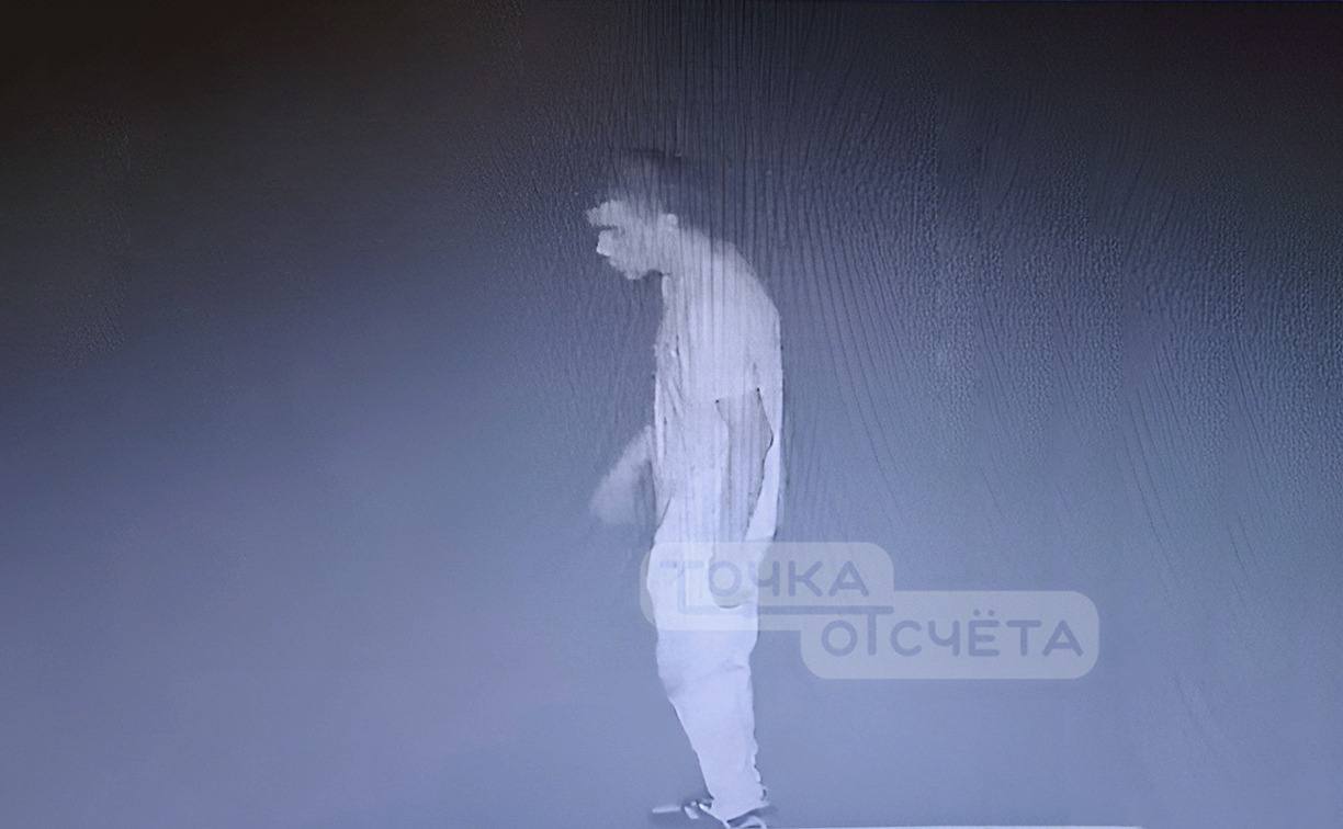 В Южно Сахалинске неизвестный разбил стекло машины и скрылся Полиция Южно Сахалинска устанавливает личность молодого человека который может быть причастен к повреждению чужого имущества ночью 15 августа у дома 19 по проспекту Победы неизвестный разбил стекло припаркованного автомобиля Подозреваемый попал в объектив камеры наблюдения Правоохранительные органы устанавливают его личность Если вы знаете человека на фото если обладаете информацией которая поможет его найти откликнитесь 7 924 285 95 55 Анонимность гарантируется tochka 65