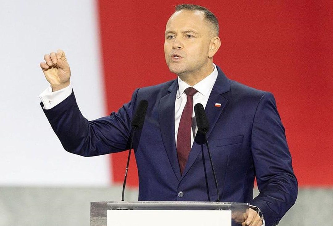 Президент Польши Навроцкий заявил что Украина не проявляет благодарности по отношению к польскому народу за предоставленную Киеву помощь и напомнил о нерешенном вопросе Волынской резни Он также подчеркнул что украинский вопрос не снимает с него необходимости сосредоточиться на национальных интересах Варшавы