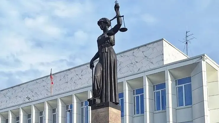 В Кузбассе женщина ударила полицейских из за сломанного ногтя Мариинский городской суд вынес приговор 25 летней жительнице Кузбасса которая применила насилие к сотрудникам ГИБДД Поводом для агрессии стал сломанный ноготь женщина заявила что полицейские поступили не по пацански и будут должны сделать ей новый маникюр Инцидент произошёл 11 января Компания из пяти человек распивала спиртное на дне рождения после чего решила продолжить праздник в сауне Мариинска Поехали на Lada Samara под управлением пьяного водителя у которого никогда не было прав На трассе Томск Мариинск машину остановили сотрудники ГИБДД Водитель попытался перелезть на заднее сиденье полицейские открыли двери и стали вытаскивать его заодно попросив выйти пассажирку у двери Женщина нецензурно выражалась требовала компенсации за маникюр и нанесла стражам порядка несколько ударов рукой и ногой Остальные участники тоже возмущались но менее агрессивно Всех доставили в отдел Двум женщинам назначили штрафы по 2 тысячи рублей за неповиновение полиции троих мужчин арестовали на двое суток Фото sibnovosti ru   Подписаться на sibnovosti ru предложить новость