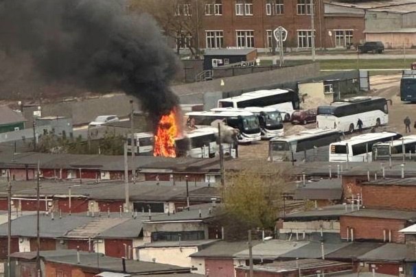 В Туле загорелся автобус на улице Щегловская Засека  « 18 октября... Автобус стоял в гаражах, пустой. Выгорел моторный отсек, сообщили в пресс-службе регионального МЧС... »  Фото из телеграм-канала «ЧП Тула»  myslo.ru/news/criminal/2024-10-18-v-tule-zagorelsya-avtobus-na-ulice-sheglovskaya-zaseka