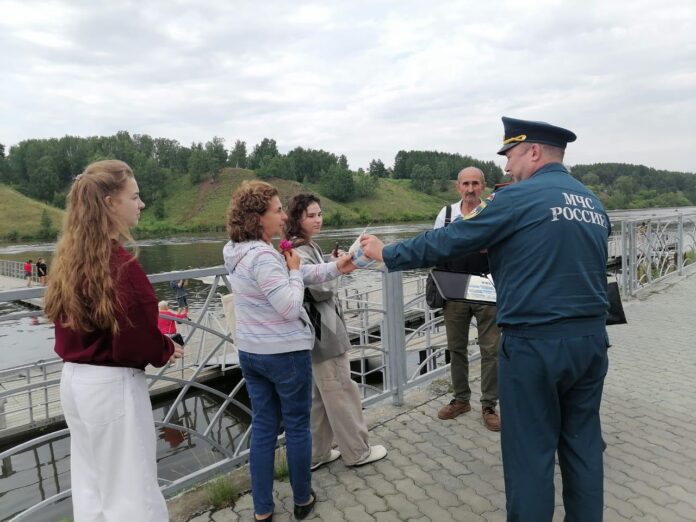 В Каменске-Уральском продолжается месячник безопасности на водных объектах. Профилактические рейды проходят дважды в неделю Профилактические рейды проводят сотрудники управления по делам ГО и ЧС совместно со специалистами районных администраций и 63-го пожарно-спасательного отряда. Они беседуют с горожанами, выдают памятки с правилами безопасного поведения на воде. Подробнее читайте на сайте «Областной газеты». пресс-служба администрации Каменск-Уральского городского округа Подписаться на «ОГ» Прислать новость Поддержать канал
