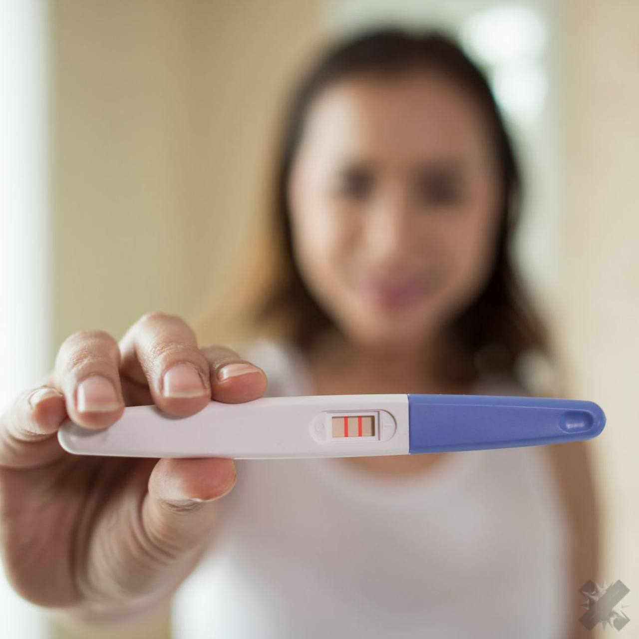 Женщин хотят обязать уведомлять мужа об аборте Депутаты предложили законопроект по которому женщина должна будет сообщать нынешнему или бывшему супругу о прерывании беременности по собственному желанию Идея как утверждают авторы направлена на снижение числа абортов и развитие ответственного отцовства При этом подчёркивается что решение о материнстве всё равно остаётся за женщиной Уведомлять бывшего мужа придётся если с момента развода прошло не больше 12 недель обычное уведомление отец должен знать об этом в нормальных отношения женщина сама расскажет об этом НМШ