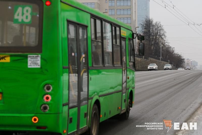 «Форт-Транс» в Екатеринбурге за нехватку автобусов на маршруте и другие нарушения оштрафовали на 240 тысяч  Скандально известному перевозчику вписали штрафы за неудовлетворительное санитарное состояние автобусов, недовыпуск транспортных средств и несоблюдение времени последнего рейса, сообщают в мэрии.  Кстати, именно у «Форт-Транса» в автобусах долгое время не размещали куаркоды для оплаты проезда со скидкой, а одной нашей читательнице водитель вообще сказал: «У нас этих штук нет и не будет».  С 1 февраля работают брутто-контракты, так что теперь так просто не выйти в рейс не получится – штрафы, как видите, вполне реальные.