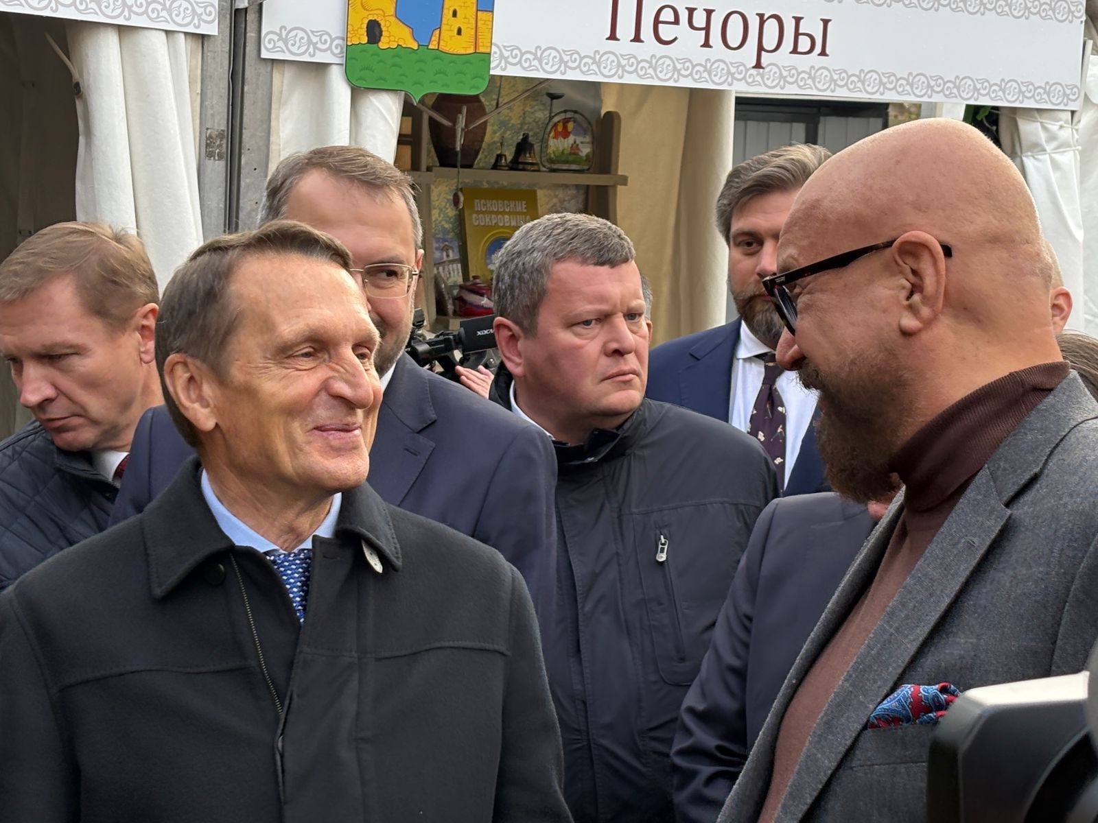 30 октября 2025 года в Доме Российского Исторического Общества состоялся Круглый стол посвящённый сохранению историко культурного наследия малых городов России а также прошла ярмарка презентация малых городов Мероприятие открыл Председатель Российского исторического общества Сергей Нарышкин напомнивший что к малым городам принято относить населённые пункты с численностью населения до 50 тысяч человек Сейчас в России насчитывается около 800 малых городов где проживает свыше 23 миллионов человек то есть почти каждый четвёртый городской житель нашей страны Дискуссию продолжил заместитель Министра строительства и жилищно коммунального хозяйства Российской Федерации Алексей Ересько напомнивший что недавно в Казани прошёл Х Всероссийский форум Развитие малых городов и исторических поселений По его словам по линии Министерства ведётся серьёзная работа по поддержке благоустройства в регионах в том числе и в малых городах Одним из таких механизмов является Всероссийский конкурс лучших проектов создания комфортной городской среды по итогам которого было реализовано уже 907 объектов В свою очередь губернатор Псковской области председатель Псковского отделения РИО Михаил Ведерников рассказал о работе по обновлению города Печоры где расположен основанный более 550 лет назад Успенский Псково Печерский монастырь По его словам за последние годы была обновлена коммунальная инфраструктура монастыря построены торговые ряды где представлена местная фермерская продукция возродилась местная иконопись В результате туристический поток за три года вырос в два раза Опытом благоустройства Арзамаса известного как город 33 церквей поделился заместитель губернатора Нижегородской области Олег Беркович отметивший что для правительства региона работа с малыми городами это работа и их с наследием и с экономикой В Арзамасе не только была серьёзно обновлена инфраструктура но и проходят многие события способствующие привлечению туристов в том числе фестивали Рождество в Арзамасе Арзамасские купола Арзамасский гусь Заместитель главы Тамбовской области председатель Тамбовского отделения РИО Николай Федосеенков посвятил своё выступление истории Моршанска одного из старейших населённых пунктов региона Я доложил о том какую огромную работу уже проделали в усадьбе Гребнево и что предстоит сделать Рассказал о масштабных планах по развитию этого прекрасного исторического места Конечно же рассказал и о проблемах с которыми сталкиваются владельцы исторических усадеб Попросил Сергея Евгеньевича Нарышкина от имени жителей Щёлково пригласить Президента России Владимира Владимировича Путина в 2030 году на празднование 700 летия усадьбы Гребнево Обсудим в комментариях Приглашаю вас в усадьбу Гребнево на ближайшие мероприятия 2 ноября с 16 00 до 18 00 Танцы для тех кому за 50 а душой всегда 16 А с 18 00 до 19 30 Сольный концерт Владислава Плюты 3 ноября с 17 00 до 18 30 Оперный концерт Екатерины Коничевой А с 19 00 до 20 00 Джазовый дуэт Ирины Новиковой и Константина Алексеева 4 ноября в 13 00 Мастер класс по приготовлению пиццы платно А с 16 00 до 17 30 Семейный турнир по дартс 8 ноября с 17 00 до 19 00 Вечер латинских танцев от нашего диджея 9 ноября с 13 00 до 15 00 Весёлые старты для всей семьи 15 ноября в 14 30 Кулинарный мастер класс для детей платно 15 ноября в 15 00 Бизнес встреча Андрея Ковалёва 29 ноября в 17 00 Концерт Роман с саксофоном от Московского квартета саксофонистов 6 декабря в 15 00 Итоговая бизнес встреча  Подробнее о каждом мероприятии по ссылке АНДРЕЙ КОВАЛЕВ reformator ru oodp ru