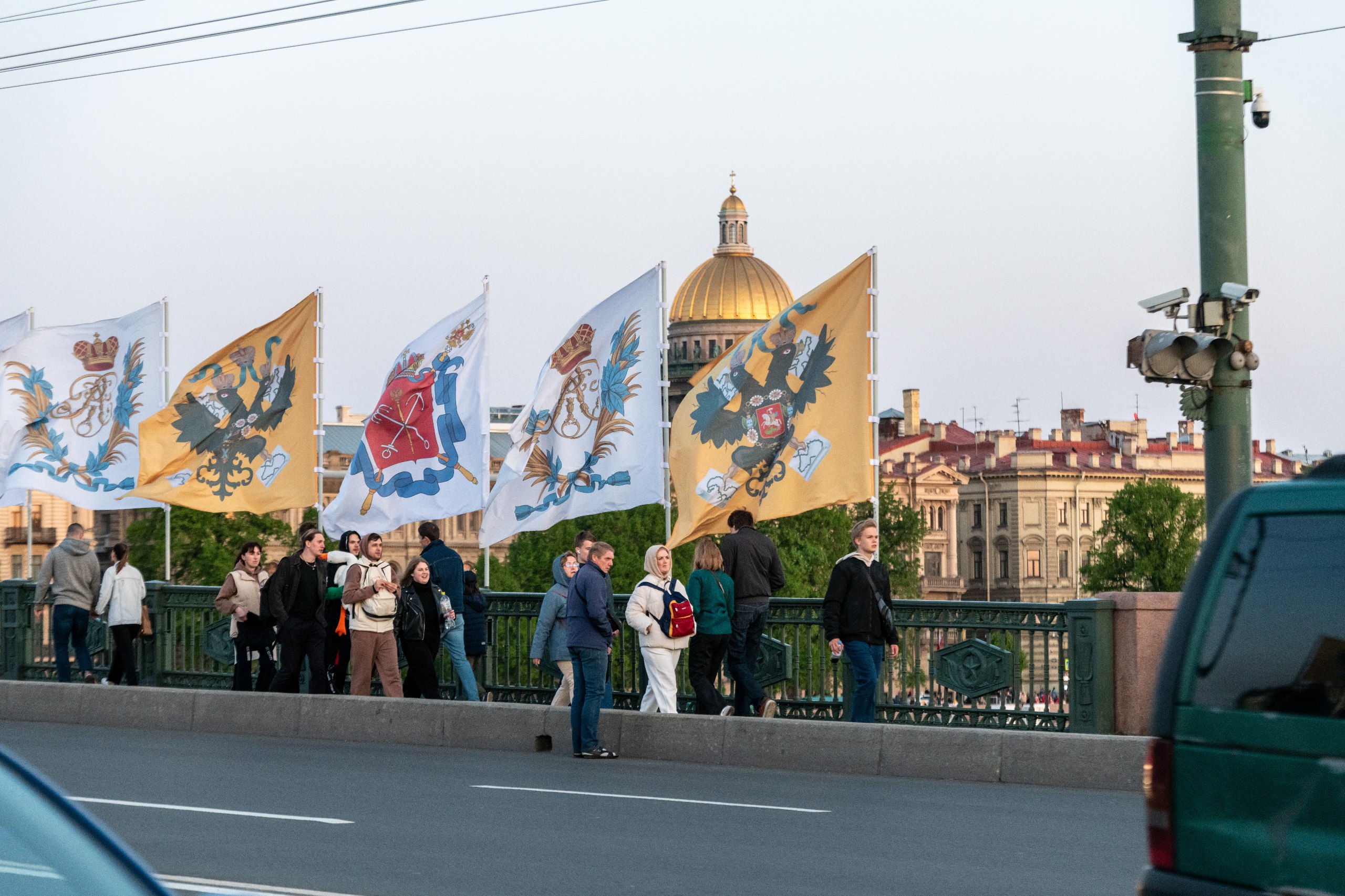 Праздновать 322-ю годовщину Петербурга будут несколько дней Отмечать День города в этом году планируют с 27 мая по 1 июня, заявил губернатор Александр Беглов. 27 мая на Соборной площади Петропавловской крепости пройдёт парад духовых оркестров, в котором примут участие более 800 юных музыкантов из разных регионов. Вечером в Михайловском театре состоится гала-концерт оперы и балета. 28 мая в Юсуповском саду стартуют "Городские танцевальные веранды" с мастер-классами и выступлениями оркестров. 30 мая на Дворцовой площади пройдёт гала-концерт "Классика на Дворцовой" с участием более 100 музыкантов, а вечером — фестиваль "Музыка Дворцового моста" в рамках шоу "Поющие мосты". Завершится празднование 1 июня музыкально-танцевальным фестивалем "Петровские Ассамблеи 3.2.2" на стадионе "Газпром Арена". Михаил Тихонов/"ДП"