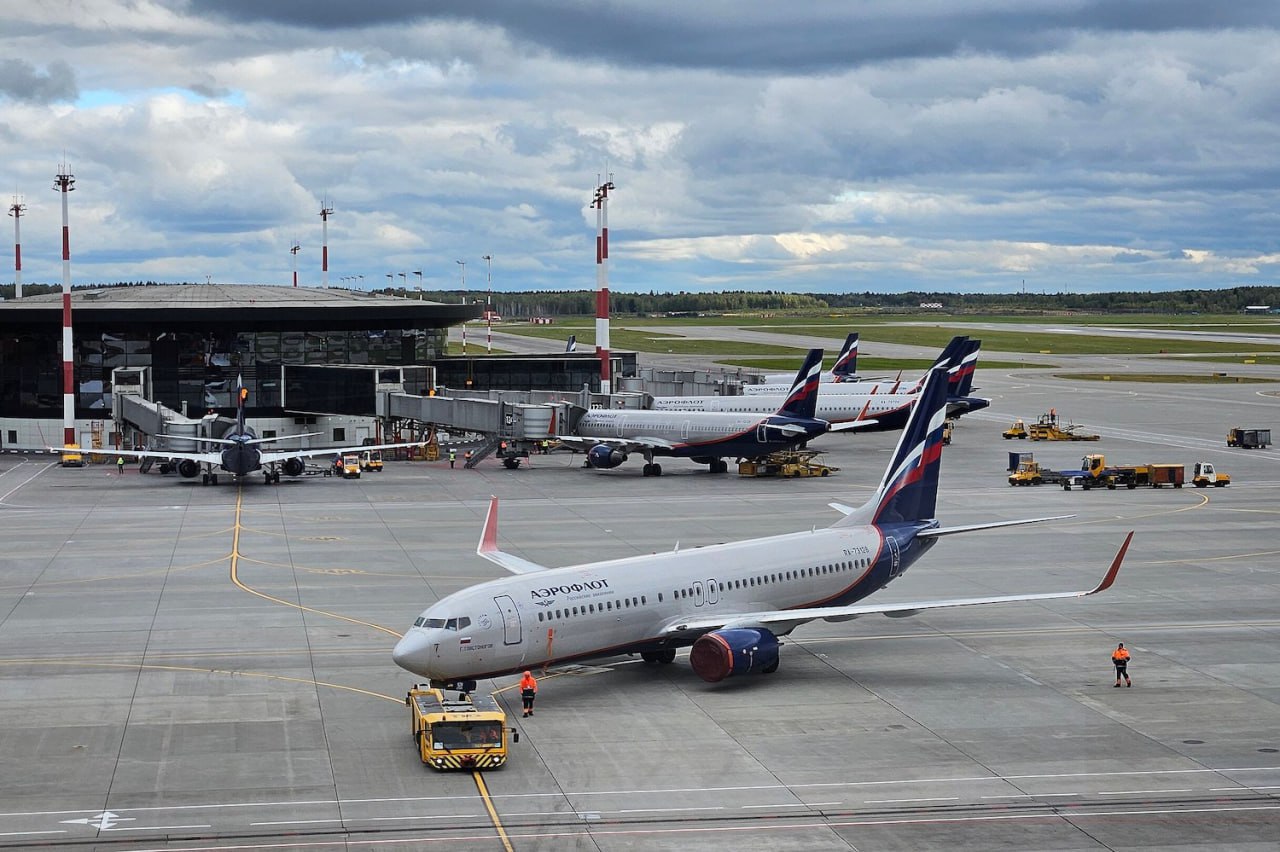 Новая система управления воздушным движением Галактика нашей компании Азимут получила сертификат типа Росавиации Комплекс будет работать в самом сложном авиаузле Московском региональном центре Единой системы организации воздушного движения Он отвечает за полеты на более чем 100 аэродромах в том числе 10 международных Около 20 всех полетов на территории России выполняется под управлением диспетчеров филиала Московского центра Галактика работает полностью на отечественном оборудовании и программном обеспечении В ее состав вошли   комплексы средств автоматизации командно диспетчерских пунктов трех московских аэродромов Внуково Шереметьево и Домодедово   комплексный диспетчерский тренажер   система коммутации речевой связи   комплекс документирования и воспроизведения информации   подсистема информационной безопасности До Галактики применялся отечественный комплекс Синтез АР4 который заменил шведский ТЕРКАС работавший с 80 х годов Новая система Азимута обладает рядом уникальных преимуществ перед предшественницей   в 1 4 раза увеличится количество обрабатываемых планов полетов   число сопровождаемых воздушных судов вырастет в 4 раза   в комплексе будет в 2 раза больше автоматизированных рабочих мест для диспетчеров Среди других особенностей Галактики многоуровневая отказоустойчивая структура с сохранением высокого уровня автоматизации управления воздушным движением даже в экстренных ситуациях Комплекс обладает системой разрешения конфликтных и потенциально конфликтных ситуаций CORA SSA Conflict Resolution Assistant for Safety Separation Alarm которая не только сигнализирует об этих конфликтах но и выдает диспетчеру рекомендации по оптимальному их разрешению Галактику можно адаптировать под любой центр организации воздушного движения с учетом особенностей структуры воздушного пространства и принятых технологий работы персонала rostecru