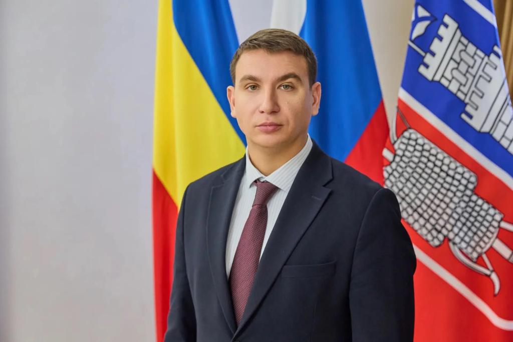 Новым директором департамента экономики Ростова назначен Денис Полюбин В пресс службе администрации города сообщили что он сменил на этой должности Екатерину Водолазкину занимавшую пост с 2022 года Денис Владимирович начал свою карьеру как юрист Занимал должности начальника управления муниципальной собственности администрации города Троицка Челябинской области должность директора по правовым вопросам развитию и привлечению инвестиций а затем генерального директора ООО Консалтинг Групп председателя комитета Ставропольского края по пищевой и перерабатывающей промышленности торговле и лицензированию замещал должность министра экономического развития Ставропольского края