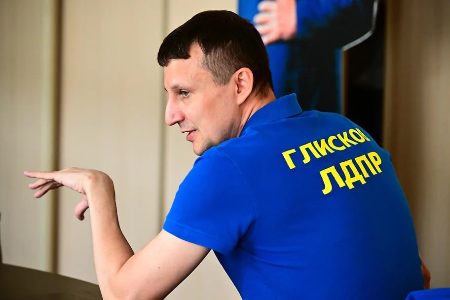 Заксобрание Красноярского края досрочно прекратило депутатские полномочия Александра Глискова.   В мае этого года коллегия краевого суда подтвердила законность приговора депутату, получившему 10 лет колонии по делу о взятке.    Александр Миридонов, Коммерсантъ   Подписывайтесь на «Ъ-Сибирь»