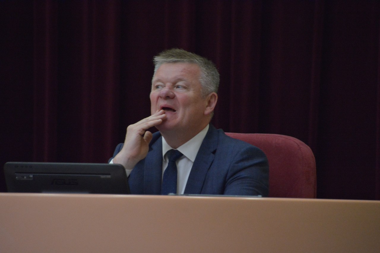 Мэр Исаев лжёт предприниматели ответили на заявления главы Саратова о ситуации в Горпарке Вчера мэр Михаил Исаев на фото выступил с публичным заявлением Напомним уже почти полтора месяца с 24 июля 2025 года особо охраняемая природная территория находится под управлением чиновников и приходит в упадок В 90 х годах бывшие арендаторы городского парка оформили в собственность все ключевые объекты инфраструктуры что создало препятствия для нормального функционирования парка в настоящее время заявил вчера Исаев Мэр Исаев лжёт Причём делает это наглым образом Если он считает что такие заявления унижают его честь и достоинство то мы очень ждём обращения Михаила Исаева в суд где с удовольствием докажем свою правоту Поскольку ложь мэра подтверждается в том числе документально отметили предприниматели Подробности в нашем материале по ссылке