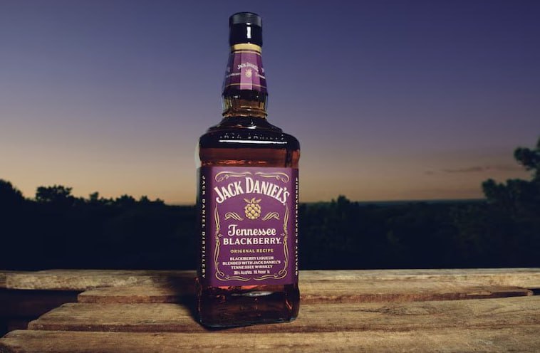 Jack Daniel s сварили ежевичный виски — создатели обещают терпко-сладкий вкус ягоды, который не будет оттенять нотки солода.  Одну бутылку в 0,7 л можно будет взять за 1800 рублей.    Первый Питерский