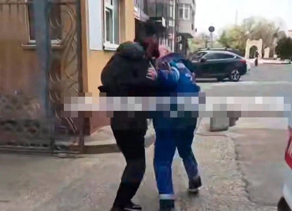 Неизвестный избил сотрудника скорой помощи в Ставрополе Сотрудник подал заявление в МВД, его направили на прохождение судебно-медицинской экспертизы. Пока что правоохранители не заводят ни уголовное, ни административное дело. Когда выяснят все обстоятельства происшествия, полицейские решат, что делать. Кто избил сотрудника скорой, пока неизвестно.