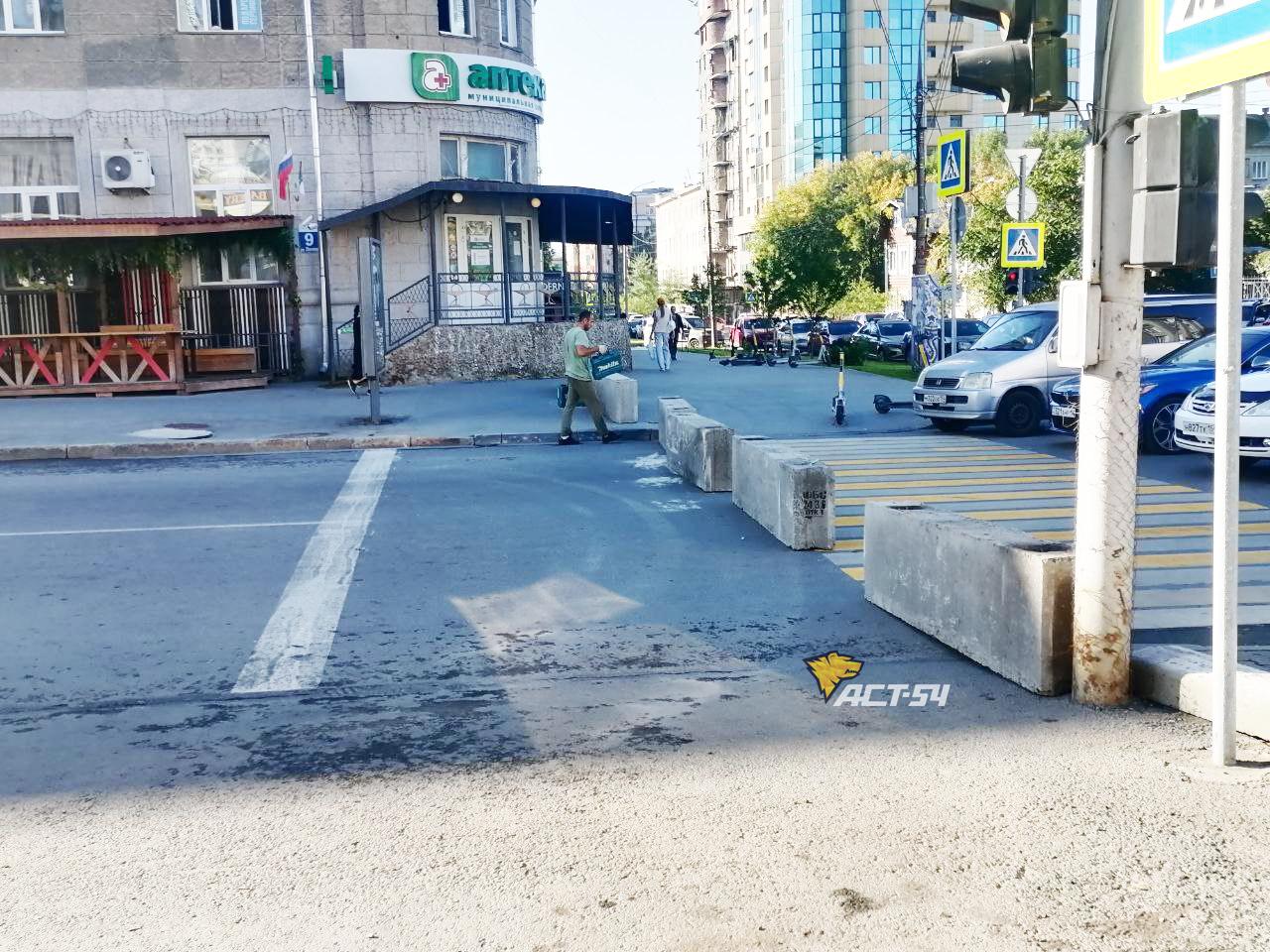 Дорога на улице Ленина перекрыта для водителей автомобилей бетонными блоками всё из за монтажа площадки и сцены для проведения фестиваля науки и искусства ТехноАрт Фотографией перекрытия главной улицы Новосибирска поделились наши коллеги из НГС Изначально планировалось что улицу Ленина сделают пешеходной с 29 по 31 августа