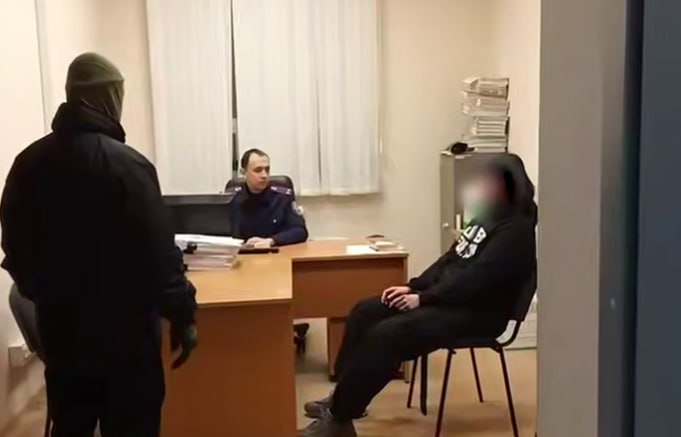 Двое жителей Ростовской и Московской областей осуждены за фейковые теракты и экстремизм Второй Западный окружной военный суд вынес приговор двум жителям Московской и Ростовской областей за призывы к нападению на мигрантов на чиновников а также за ложные сообщения о терактах в Костроме Об этом сообщает ЦОС ФСБ России Установлено что 22 летним и 19 летним фигурантами был создан и администрировался канал в мессенджере Telegram в котором размещались призывы к массовым вооруженным нападениям на иностранных граждан и совершению физической расправы в отношении сотрудников органов исполнительной власти Российской Федерации говорится в сообщении Южная служба новостей