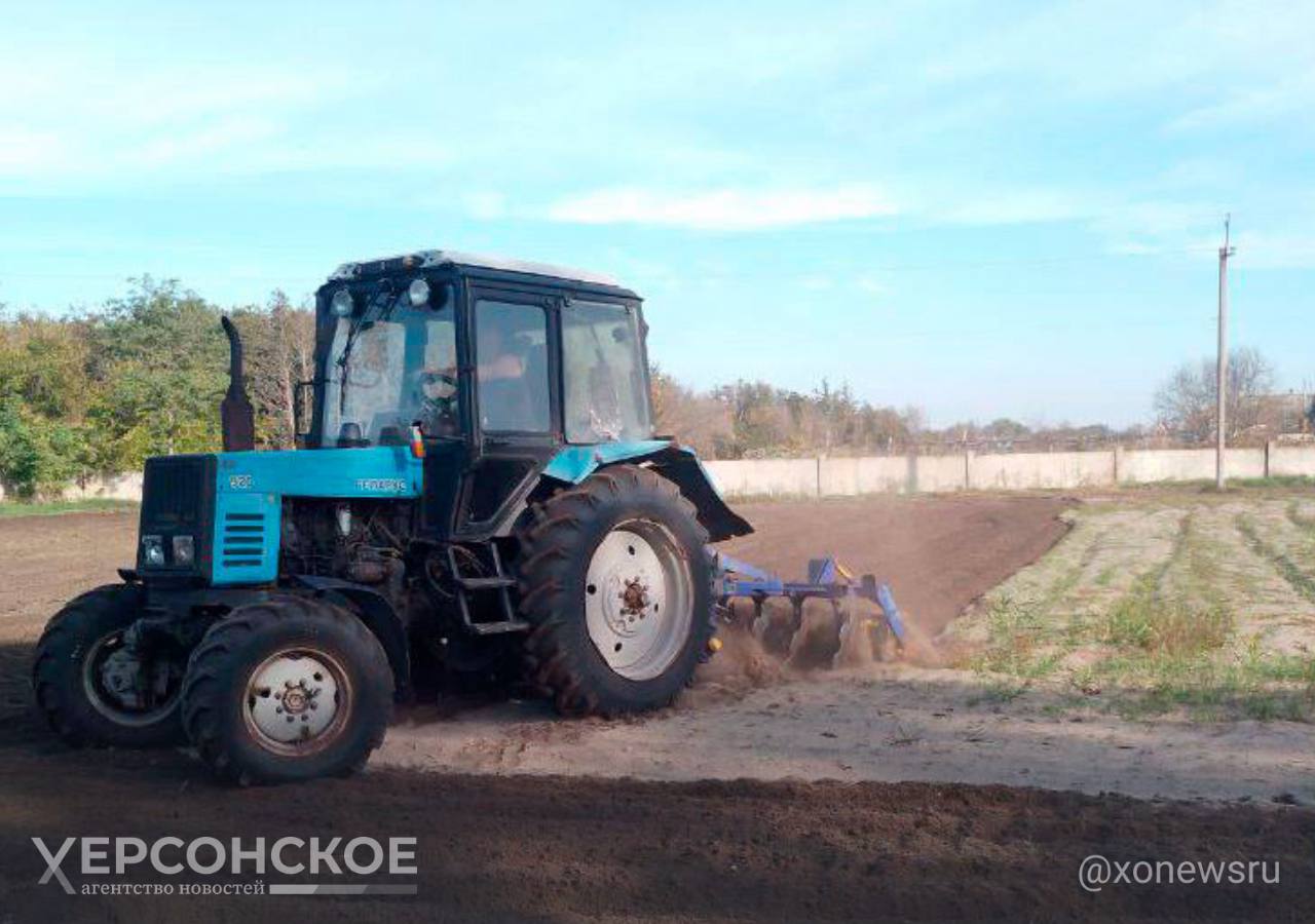 В Кардашинском лесничестве началась подготовка почвы для посадки дуба  «Это мероприятие не просто техническая операция, а часть мероприятий по увеличению лесного покрова и улучшению состояния окружающей среды. Специалисты лесхоза тщательно обрабатывают землю для оптимального роста семян»,  — говорится в сообщении пресс-службы Минприроды Херсонской области.    Подготовка почвы для посадки требует тщательного планирования, учитывающего выбор участка, анализ почвы и защиту от эрозии. Успешная работа питомника станет основой для будущих лесных массивов и сохранения экосистемы региона.     , VK и ОК