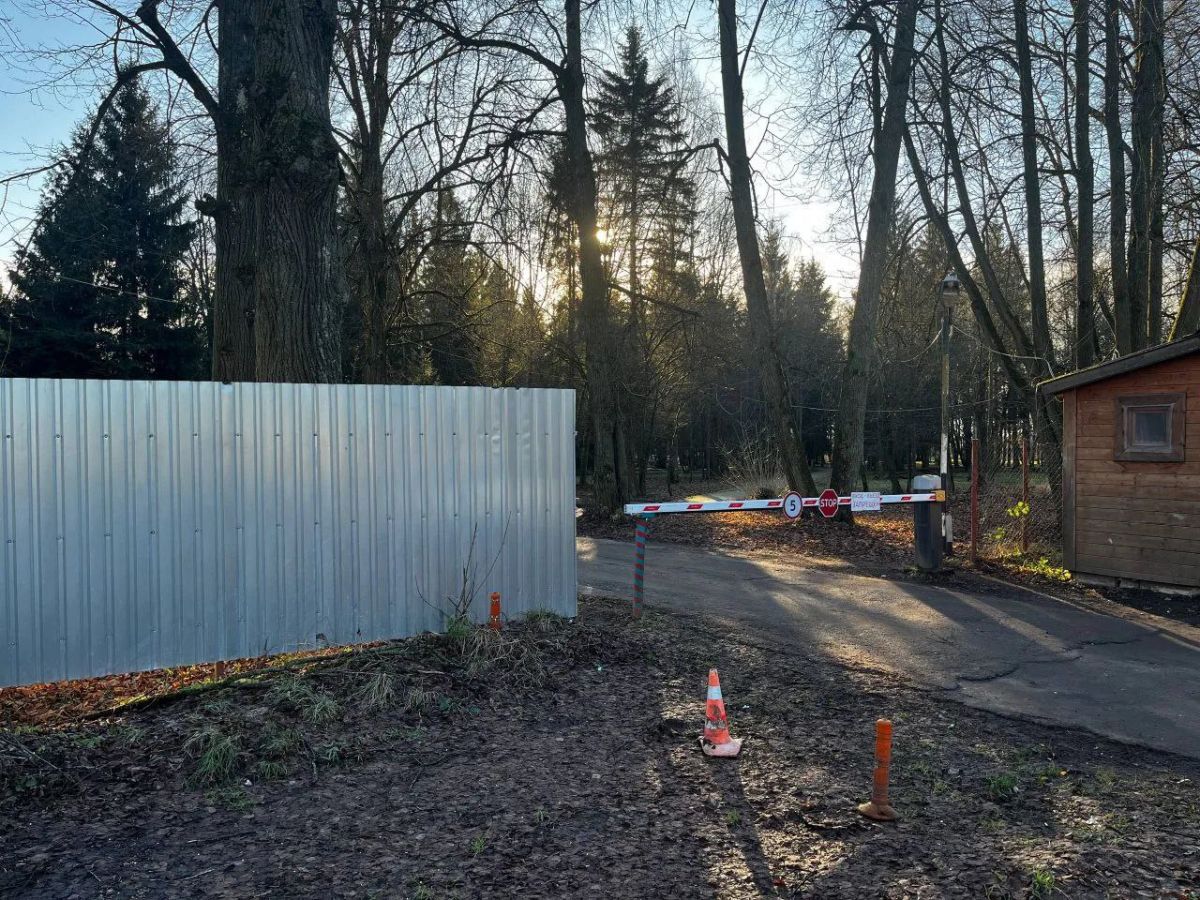 Напавший на полицейского в Калужской области предстанет перед судом kaluganews ru fn 1789178 html Калужанин избил полицейского приехавшего на вызов о краже Мужчина угрожал сотруднику убийством и нанес вред здоровью Подробности и исход дела в материале Прислать новость Подписаться