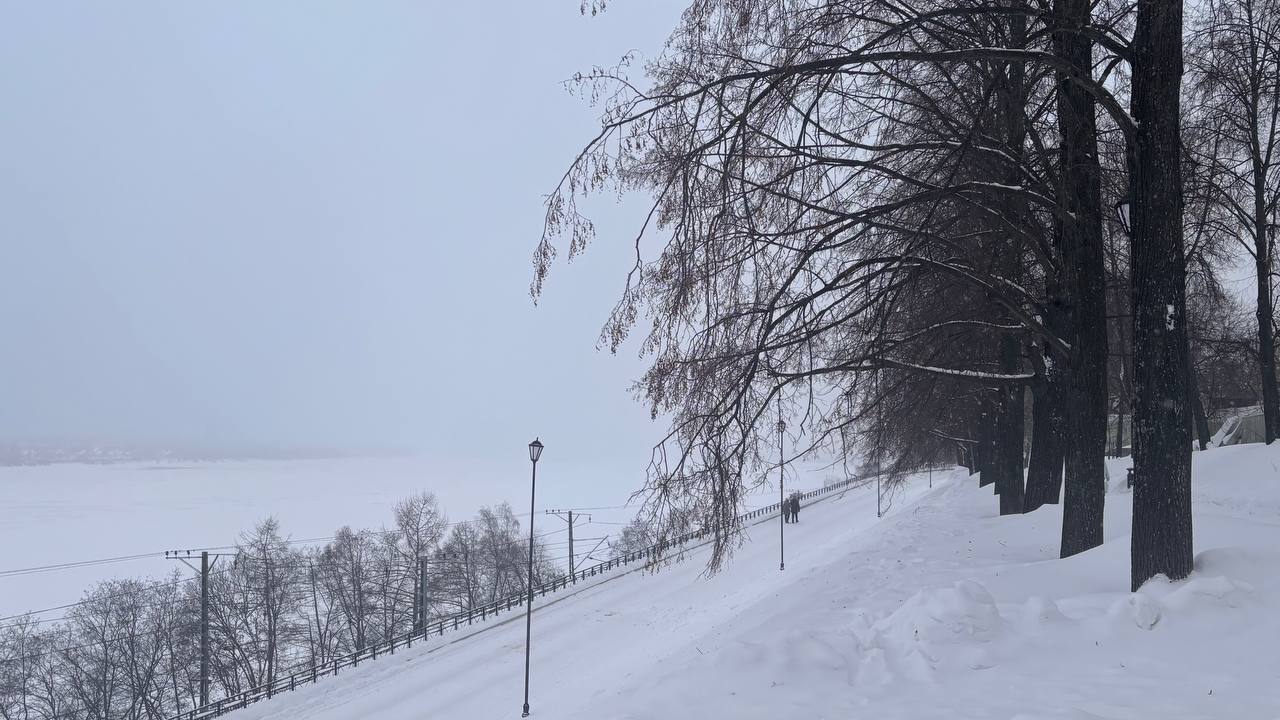 Водохранилища Волги и Камы готовят к большой воде запасы снега могут задать тон весеннему половодью На Волжско Камском каскаде водохранилищ началась подготовка к весеннему половодью С 11 февраля по 10 марта вступают в силу особые режимы работы гидроузлов утвержденные межведомственной рабочей группой Росводресурсов Решение принято на фоне повышенного притока воды в январе он составил 140 от нормы а в феврале ожидается на уровне 131 Повышенные притоки требуют взвешенных и скоординированных решений чтобы обеспечить стабильную работу водохозяйственных систем Ситуация находится на постоянном контроле отметил начальник управления Росводресурсов Дмитрий Савостицкий Параллельно идет техническая подготовка Камская ГЭС выработавшая в 2025 году 1 880 млн кВт ч завершает плановые ремонты гидроагрегатов Для повышения надежности был забетонирован один из проточных пролетов водосливной плотины где ранее стоял неработающий экспериментальный агрегат Ключевым фактором для сценария половодья станут запасы снега В феврале на Камской ГЭС начнет работу паводковая комиссия которая утвердит детальный план мероприятий на период паводка Специалисты отмечают что делать точные прогнозы о характере половодья 2026 пока преждевременно однако вся необходимая работа по планированию и настройке гидросистемы уже запущена Пока мы откапываем машину или пробираемся через снежные заносы гидрологи и энергетики видят на графиках будущую большую воду и готовят к ней все шлюзы и плотины Начинается их ежегодная тонкая работа по управлению стихией       Подписаться на Properm ru
