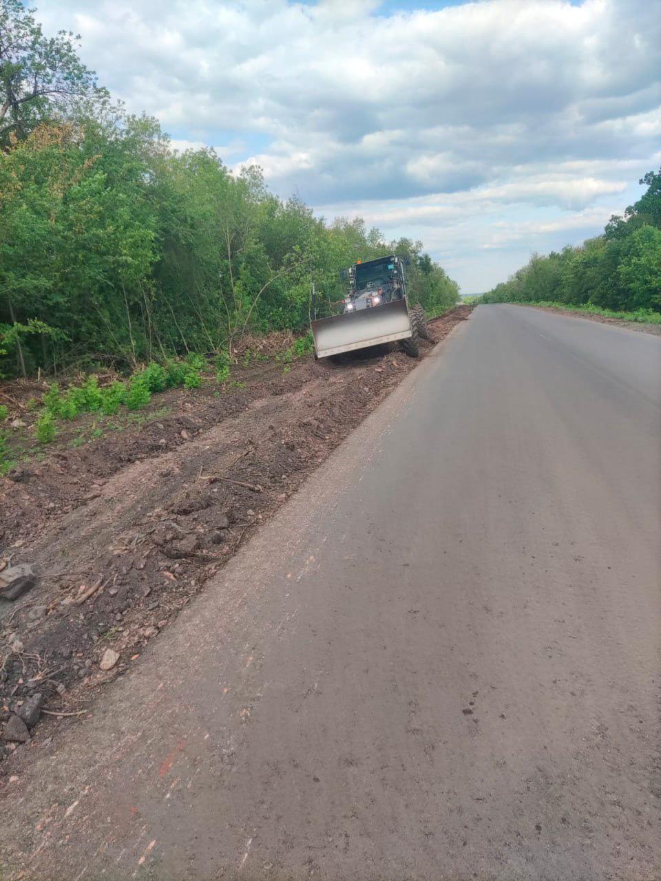 В 2024 году бригады из региона-шефа обновили 2,4 километра полотна дороги «Ровеньки-Антрацит», а в этом ремонтируют оставшиеся 19,5 километров. Работы идут в приоритетном порядке, так как трасса соединяет два округа: Антрацитовский и Ровеньки. Ставропольские дорожники подходят к выполнению всех работ в комплексно. Сейчас продолжается укладка слоев асфальта. После этого специалистам предстоит поправить обочины и нанести разметку. «В 2025 году продолжаем проведение работ по обустройству автомобильных дорог ЛНР для комфортного передвижения между городом Антрацитом и другими населенными пунктами республики», — прокомментировал министр дорожного хозяйства и транспорта Ставропольского края Евгений Штепа.