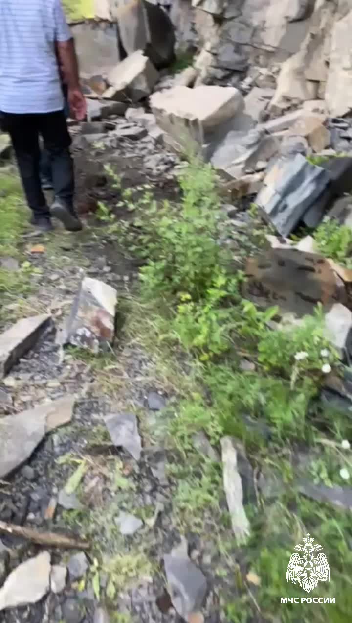 В Шамильском районе введен режим ЧС из-за размыва дороги, электроснабжение восстановлено