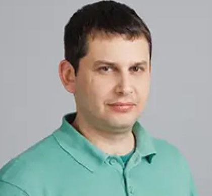 Павел Слав из Яндекс Лавки возглавил направление дарксторов бизнес-формата «Фудтех» «Магнита»   Слав пришел в компанию в этом году. Ранее он был операционным директором Яндекс Лавки.  Назначение связано с тем, что «Магнит» запускает новые операционные модели бизнес-формата «Фудтех»  «Магнит Доставка» .   Смотрим подробности:  - До конца 2025 года в Москве и Санкт-Петербурге ритейлер планирует открыть 40 дарксторов, а также 100 грейсторов в столицах и крупных городах.  - Цель: обеспечить быструю доставку клиентам расширенного ассортимента, отличающегося от ассортимента офлайн магазинов сети.   - Первые пять дарксторов в рамках новых операционных моделей уже начали работу в столичных регионах: Москве  район Аэропорт , Санкт-Петербурге  Калининский и Красносельский районы , Подмосковье  Мытищи  и Ленинградской области  Кудрово .   - Ассортимент включает 5 000 позиций. Он будет расширяться, при этом около трети товаров представлены только онлайн.   - Акцент сделан на свежие категории: молочную продукцию, сыры, мясо, фрукты и овощи, а также готовую еду и кулинарию.  - Сегмент ready-to-eat насчитывает 130 позиций и будет увеличен, в планах — доставка стритфуда и горячего кофе.   - Зона покрытия дарксторов в среднем охватывает территорию в радиусе 2,5 км, что позволяет обслуживать более 50 тыс. потенциальных клиентов с целевым временем доставки до 25 минут.  - Грейсторы будут открыты на базе сетей «У дома» и «Магнит Косметик». В них будет сформирован дополнительный ассортимент косметики, парфюмерии и средств по уходу с сохранением востребованной продукции из офлайн-розницы.   - Экспресс-доставка из обоих форматов будет осуществляться в течение 25 минут.  Антон Зубов, директор бизнес-формата «Фудтех» «Магнита»:  Мы хотим принципиально изменить покупательский опыт, предлагая специально подобранный онлайн-ассортимент по доступным ценам и высокую скорость доставки для комплексного закрытия как можно большего числа потребительских миссий.  ™  Свободная касса
