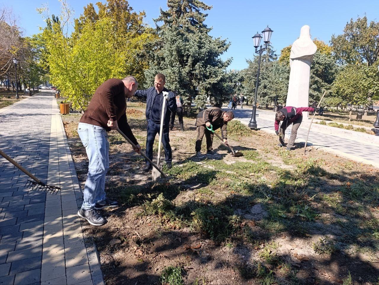 Сквер Воинской Славы стал чище в Геническе прошел субботник В Геническом муниципальном округе продолжаются субботники приуроченные к третьей годовщине воссоединения Херсонской области с Российской Федерацией По поручению главы Генического МО Юлии Семякиной заместители главы и сотрудники администрации работники МКУ Азовкоммунсервис и Горжилстрой дружно вышли на уборку территории Генического сквера Воинской Славы Участники субботника собрали опавшую листву сухие ветки выкорчевали сорные растения и тщательно подмели аллеи Работы велись слаженно и с хорошим настроением что помогло быстро привести в порядок это значимое для всех геничан место Сквер Воинской Славы это символ памяти и уважения к подвигу наших предков Поддерживать здесь идеальную чистоту наш общий долг и честь