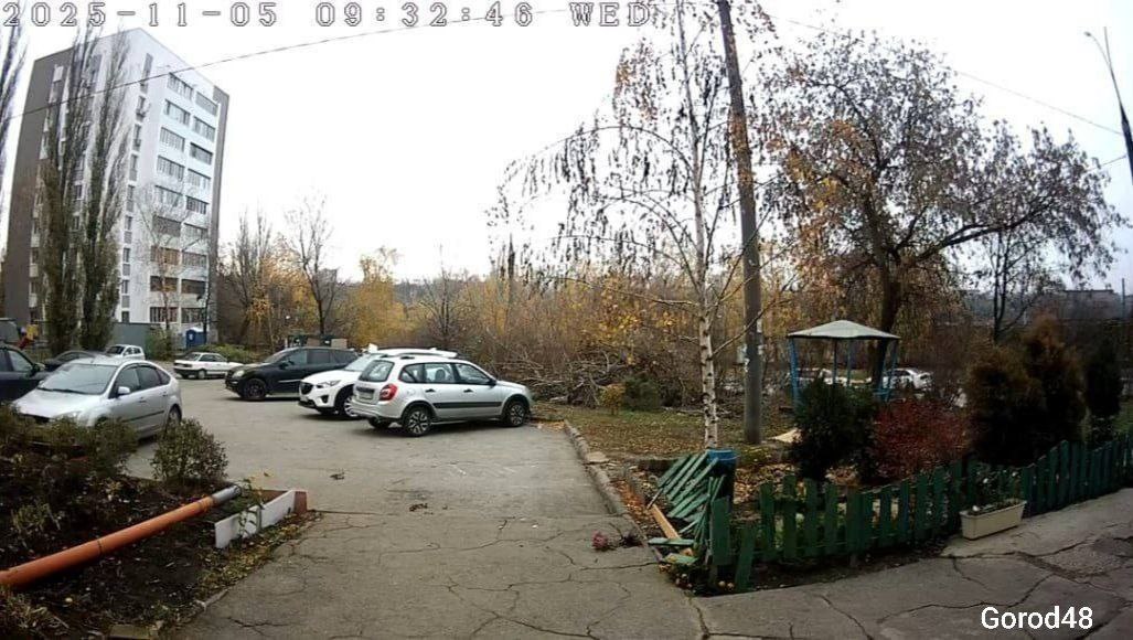 Подростки разбившие клумбу 90 летней бабушки избили 14 летнего школьника Помните ту историю когда школьники уничтожили клумбы у многоэтажки на Циолковского Оказалось что они зашли дальше Как сообщает Gorod48 эта же компания избила 14 летнего мальчика Он сидел с друзьями в беседке когда мимо прошла девушка и сделала им замечание Затем она вернулась с толпой школьников которые были вооружены аварийным молотком из автобуса и газовыми баллонами В итоге пострадавшему сильно досталось Позже мальчик опознал своих обидчиков на видео с порчей клумбы это уже переходит все границы Инцидент Липецк