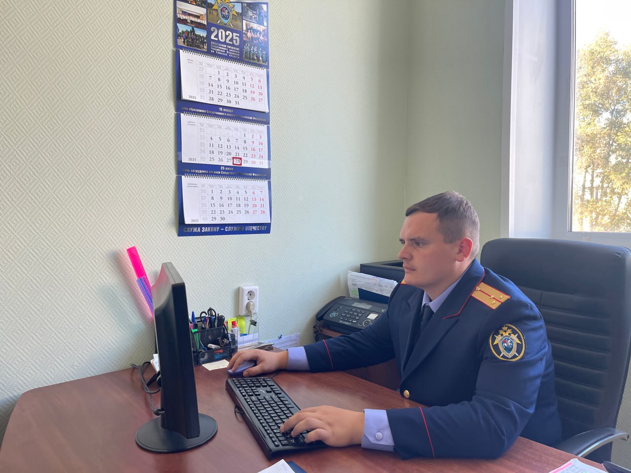 В Томской области завершено расследование уголовного дела о мошенничестве в особо крупном размере Следователем третьего отдела по расследованию особо важных дел следственного управления СК России по Томской области завершено расследование уголовного дела в отношении 34 летнего жителя города Северска Томской области Он обвиняется в совершении преступления предусмотренного ч 4 ст 159 УК РФ мошенничество совершенное лицом с использованием своего служебного положения в особо крупном размере Уголовное дело возбуждено на основании материалов УЭБиПК УМВД России по Томской области По версии следствия в период с мая 2022 года по июнь 2024 года обвиняемый являясь генеральным директором коммерческой организации и индивидуальным предпринимателем предоставил в Департамент труда и занятости населения Томской области ложные сведения о трудоустройстве граждан которые фактически трудовую деятельность не осуществляли В результате злоумышленник получил субсидии из бюджета Томской области и тем самым похитил денежные средства выделенные в рамках национального проекта Демография в общей сумме свыше 1 миллиона рублей При предъявлении обвинения мужчина вину в содеянном признал полностью в отношении него избрана мера пресечения в виде запрета определенных действий В ходе следствия фигурант добровольно частично погасил причиненный ущерб В целях обеспечения исполнения приговора по ходатайству следователя СК судом на имущество обвиняемого был наложен арест В настоящее время расследование завершено следствием собрана достаточная доказательная база и материалы уголовного дела с утвержденным обвинительным заключением направлены в суд для рассмотрения по существу ПОДПИСЫВАЙТЕСЬ на su skrf70