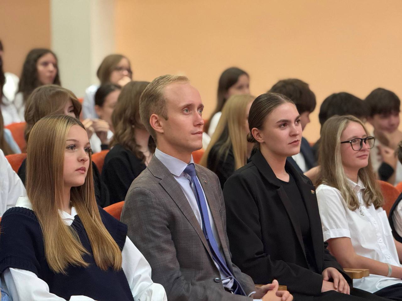 Сегодня в Средней школе 204 в рамках проекта Я Моя семья Моя Родина состоялся открытый диалог с первым секретарём Минского городского комитета ОО БРСМ Алексеем Пикусом и вторым секретарём Московского районного комитета ОО БРСМ Вероникой Адамсон  В рамках мероприятия учащимся 8х классов рассказали о значимости Дня народного единства а также о деятельности и проектах Белорусского республиканского союза молодежи Кроме того под конец мероприятия первый секретарь Минского городского комитета вручил активистам книги Я гражданин Республики Беларусь   Московский твоё место