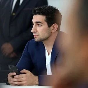 Констатируем, что все за день подозрения подтвердились фактами. Об этом на своей странице в соцсети Facebook написал депутат от оппозиционной парламентской фракции «Армения» Левон Кочарян. «Этот стиль работы вызывает подозрения. Направлена ли эта инициатива на отстранение Никола Пашиняна или за этим кроется цель преследовать фракцию «Армения»?», - написал оппозиционный депутат.