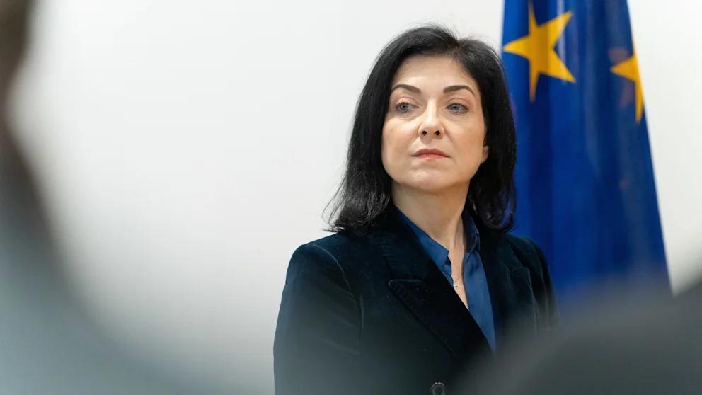 Власти Германии собираются ввести новый сбор на электроэнергию  Правительство Германии рассматривает введение новой платы на электроэнергию. Об этом сообщает издание Politico со ссылкой на министерство экономики ФРГ. Сбор нужен для финансирования строительства резервных газовых электростанций, которые будут запускаться в случае нехватки обычной генерации — например, при длительном безветрии или резком росте цен на рынке.  По словам министра экономики Катерины Райхе, к 2030 году Германия должна создать резерв мощностью 20 гигаватт. При этом станции будут получать деньги не за выработку электричества, а просто за готовность включиться при необходимости. Оплачивать это, как следует из плана, должны все потребители через специальную надбавку к тарифу на электроэнергию.  Точная сумма нового сбора пока неизвестна. Однако аналогичные предложения обсуждались еще при бывшем министре Роберте Хабеке — тогда речь шла как минимум о двух центах за каждый киловатт-час.  Если сбор действительно введут, это станет нарушением прежних обещаний правящей коалиции под руководством канцлера Фридриха Мерца. В коалиционном договоре говорилось о снижении цен на электроэнергию и обещании уменьшить налог на электричество для всех. На деле же он был снижен только для крупных промышленных и сельскохозяйственных предприятий.