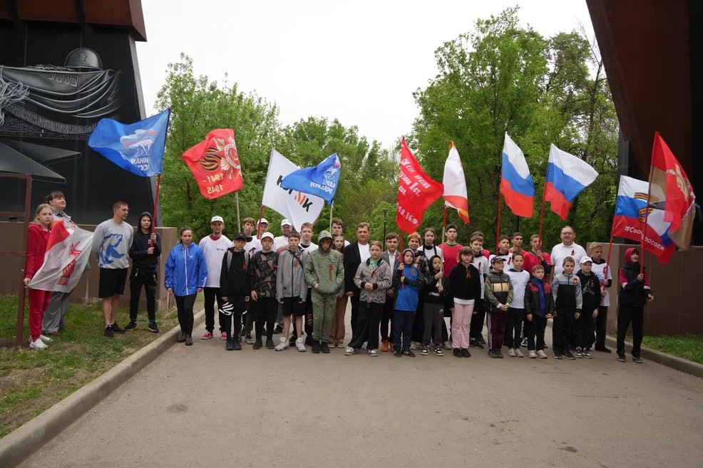 В Алчевске в канун 80 летия Победы провели легкоатлетический забег В преддверии празднования Дня Победы и в рамках спортивного марафона «Сила России» состоялся забег, посвященный памяти Героя Советского Союза, заслуженного мастера спорта СССР по легкой атлетике Николая Вениаминовича Копылова. В мероприятии приняли участи более 40 человек. Забег прошёл в парке культуры и отдыха имени Победы. Перед началом забега разминку для участников провела Ирина Иванова, мастер спорта международного класса по лёгкой атлетике. После общего забега, тренеры-преподаватели спортивной школы №2 организовали для ребят соревнования по бегу на 100 метров по результатам которых ребята получили памятные призы от депутата фракции «Единая Россия» в Совете городского округа города Алчевск Хасана Картоева. Подробнее на нашем сайте