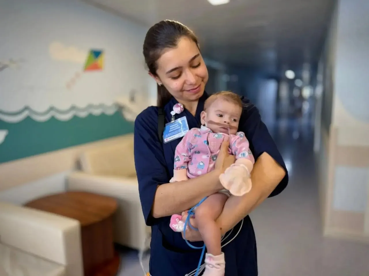 Кузбасские кардиохирурги спасли жизнь четырехмесячной девочки со сложным пороком сердца Маленькая новокузнечанка родилась 31 декабря Через несколько дней врачи обнаружили у нее сложный врожденный порок дефект сразу двух перегородок сердца Состояние осложнили и другие сопутствующие заболевания Обычно в таких случаях сразу начинают цикл операций но специалисты нашего НИИ комплексных проблем сердечно сосудистых заболеваний учли состояние малышки и пошли другим путем Они подобрали щадящую лекарственную терапию чтобы за несколько месяцев подготовить ребенка к предстоящему вмешательству В начале апреля хирурги НИИ сделали операцию которая оказалась полностью успешной Порок сердца устранен целиком девочку уже выписали Эта история яркий пример профессионализма наших медиков Кроме того это наглядное свидетельство важности системного обновления оборудования медучреждений Ведь его результаты измеряются в жизнях спасенных пациентов и детей и взрослых Поэтому мы продолжим делать все чтобы жители региона могли получать высокотехнологичную медицинскую помощь здесь в Кузбассе Илья Середюк в МАКС Подписаться