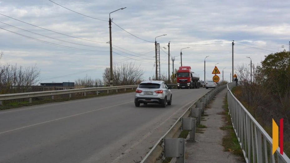 В Россоши определили подрядчика для ремонта Горбатого моста Для ремонта Северного путепровода через железнодорожные пути на улице Мира министерство дорожного хозяйства Воронежской области заключило контракт на 420 7 млн рублей с компанией ООО Россошанское дорожное ремонтно строительное управление 1 Россошанское ДРСУ 1 было единственным участником аукциона и согласилось выполнить работы по максимальной начальной цене контракта Компания должна отреставрировать 137 метровый путепровод шириной 13 м в частности демонтировать существующую конструкцию переустроить контактную и кабельную сети обновить дорожное покрытие и конус насыпи установить ограждения дорожные знаки освещение и нанести разметку Ремонт моста нужно будет завершить до 15 декабря 2026 года Подписывайтесь на канал РИА Воронеж в Max