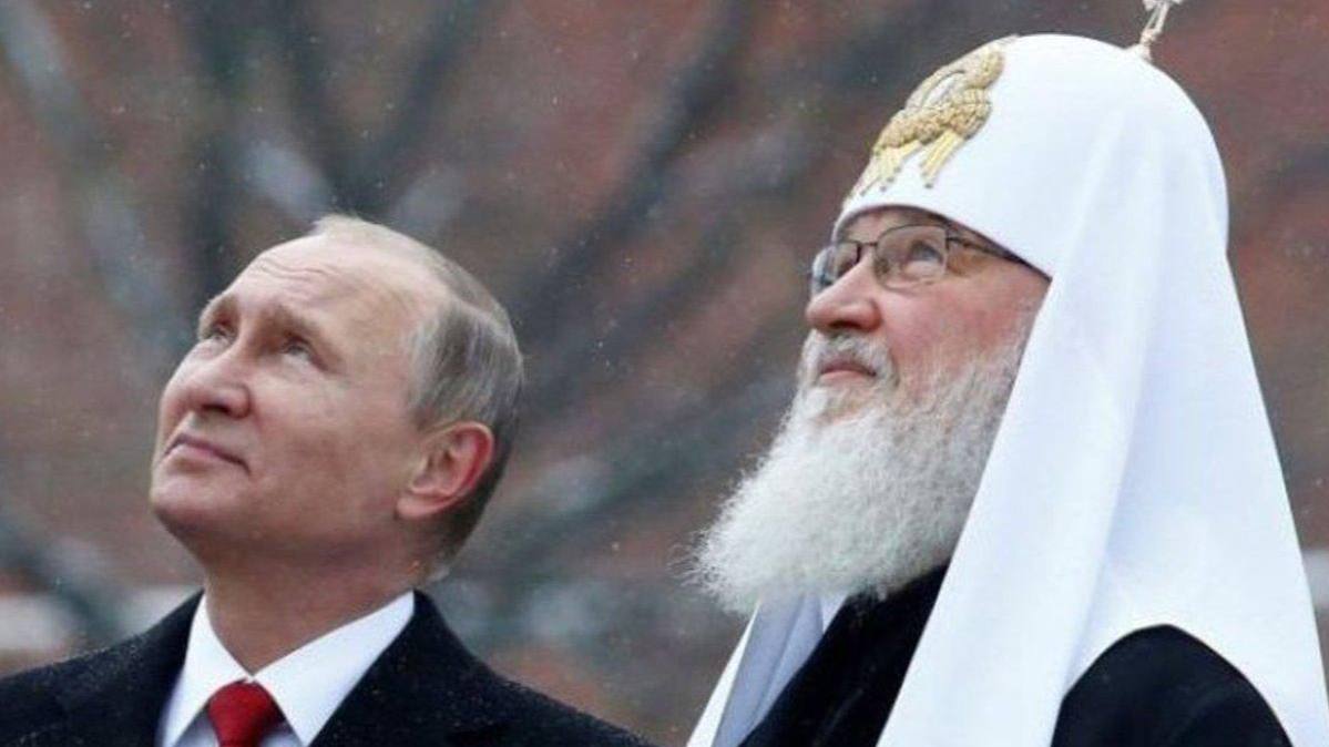 Патриарх Кирилл назвал Путина примером доброго христианина Патриарх Кирилл решил, что Владимир Путин — это пример настоящего доброго христианина. Да-да, тот самый Путин, который развязал войну, где уже погибло миллионы людей, и который ни разу не пожалел ни о чем. По словам Кирилла, Путин искренне верующий и ходит в церковь не для вида — причащается, крестится и служит образцом для всего народа. Такое заявление выглядит особенно комично на фоне реальности: президент, который уверяет, что война в Украине «угодна богу», а миллионы жертв — это часть «святой миссии». А патриарх с ним в связке — они, по словам критиков, верят в какого-то удобного себе бога, который благословляет любые их действия, включая кровь и разрушения. Тем временем эта война, которую они так свято оправдывают, разрушает жизни и судьбы миллионов обычных россиян — от потерь близких до экономических проблем и моральной деградации общества. Но у нас продолжают показывать «идеальный образец христианина» на фоне развала и страданий внутри страны. Подписаться Прислать новость