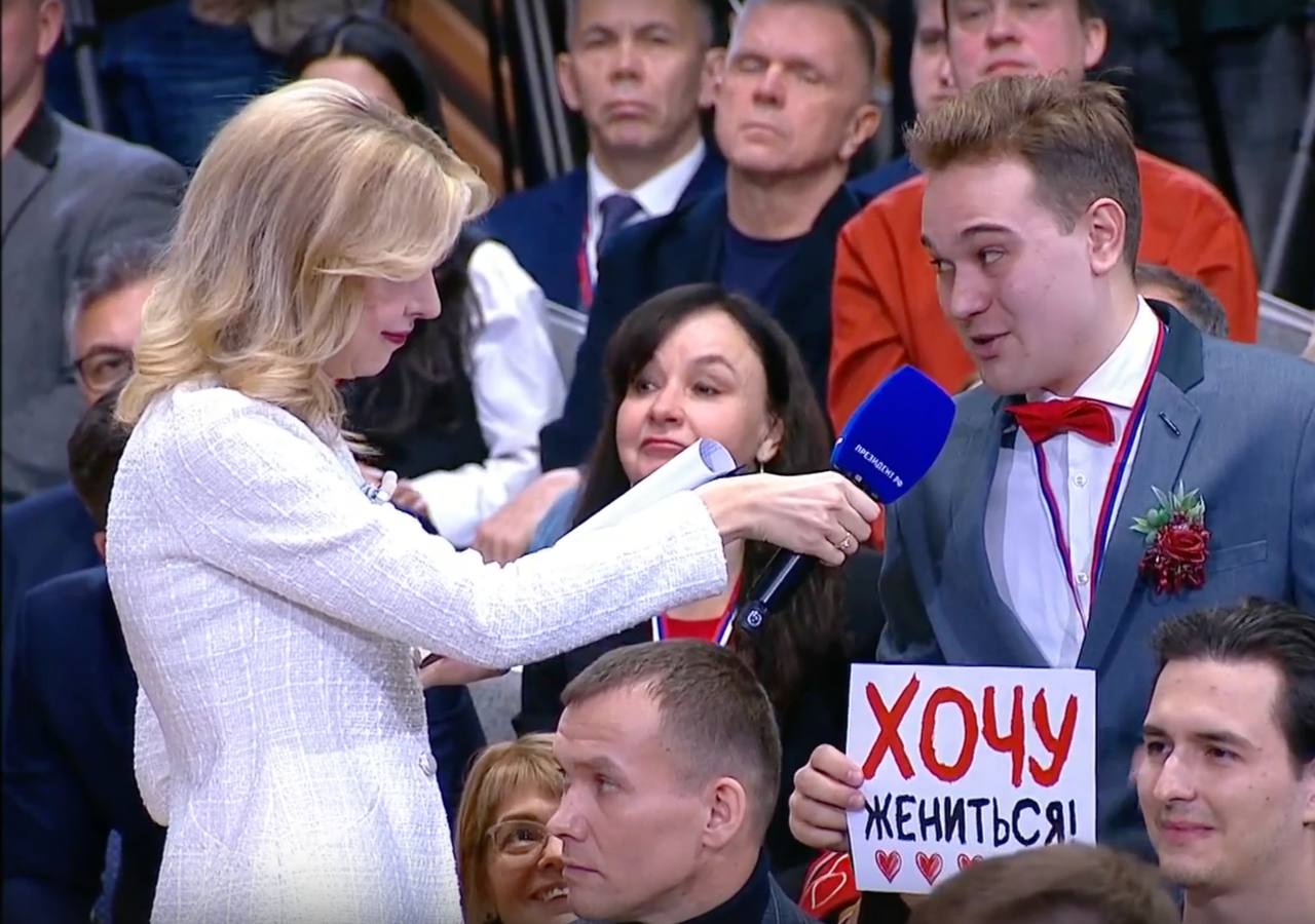 Молодой человек журналист 4 канала из Екатеринбурга хочет жениться Он признался что невеста у него есть Своим плакатом и вопросом хочет обратить внимание президента РФ на проблемы молодых семей Подписаться Присылайте фото видео и новости OSTagilCity bot