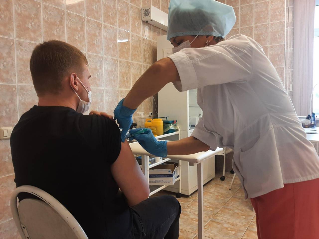 Житель Чернушки впал в кому на 12 дней после укуса клеща, несмотря на прививку. У него парализовало руку. Выяснилось, что клиника, проводившая вакцинацию, не имела лицензии и не предупредила о необходимости избегать похода в лес. Суд взыскал с клиники 500 000 рублей. Подписаться Прислать новость