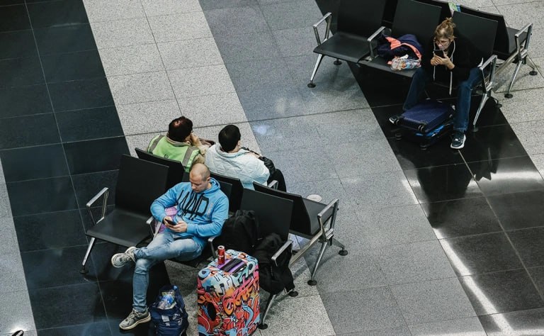 Евросоюз снимет ограничения для путешественников из России после завершения российско украинского конфликта говорится в редакционной статье The Economist Но приношу извинения некоторым россиянам любой другой исход выставит европейцев безнадежно наивными написал неназванный обозреватель издания Он добавил что когда конфликт закончится мы вас всех пригласим Воинствующая глава европейской дипломатии Кая Каллас и другие восточноевропейские руководители ЕС требуют приравнять российских граждан к правительству действия которого власти стран Европы осуждают отмечается в статье По версии таких должностных лиц россияне должны разделить ответственность за происходящее Фото Андрей Любимов РБК Картина дня в телеграм канале РБК